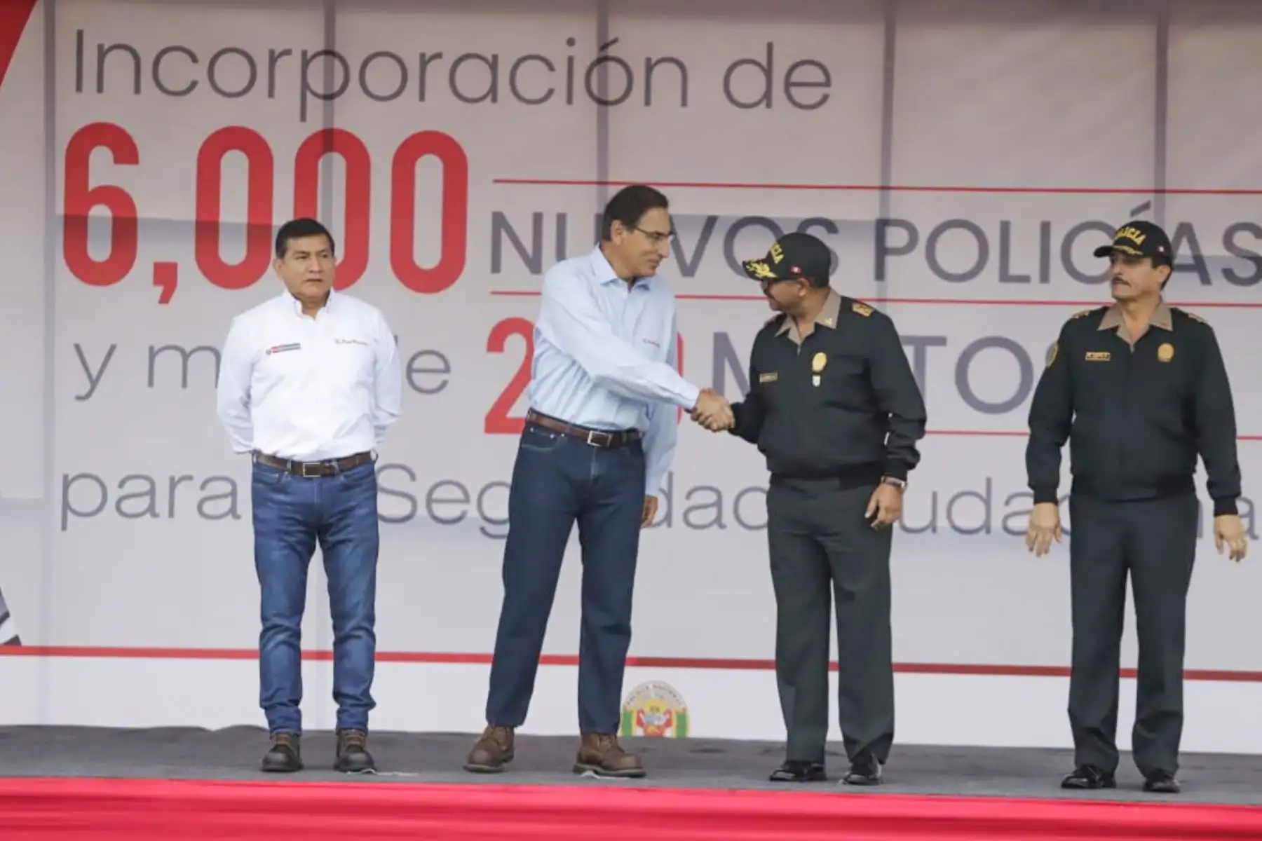 El presidente de la República, Martín Vizcarra, acompañado del ministro del Interior, Carlos Morán, encabeza la ceremonia de entrada en servicio de 6,000 efectivos egresados de las escuelas policiales, que reforzarán la seguridad ciudadana a nivel nacional. Foto: ANDINA/Prensa Presidencia