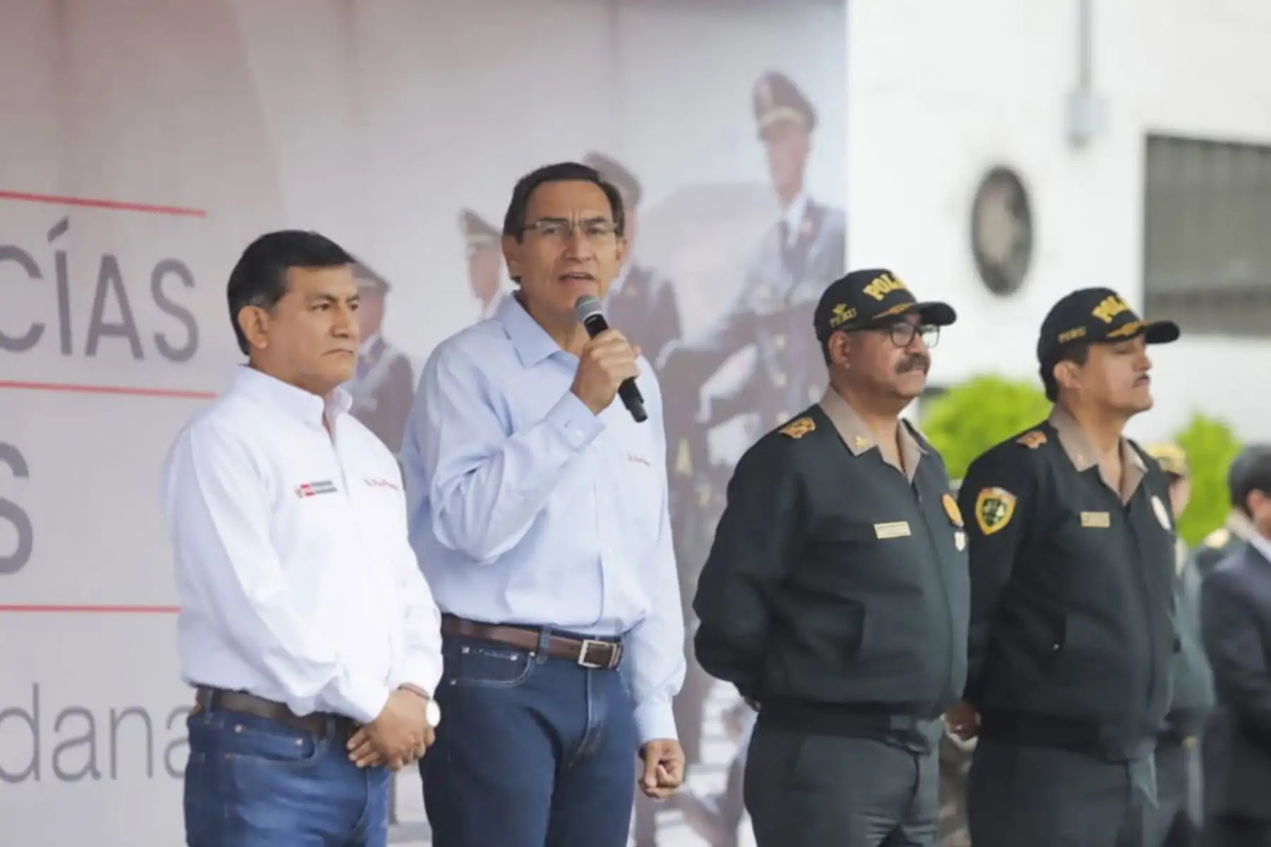 El presidente de la República, Martín Vizcarra, acompañado del ministro del Interior, Carlos Morán, encabeza la ceremonia de entrada en servicio de 6,000 efectivos egresados de las escuelas policiales, que reforzarán la seguridad ciudadana a nivel nacional. Foto: ANDINA/Prensa Presidencia