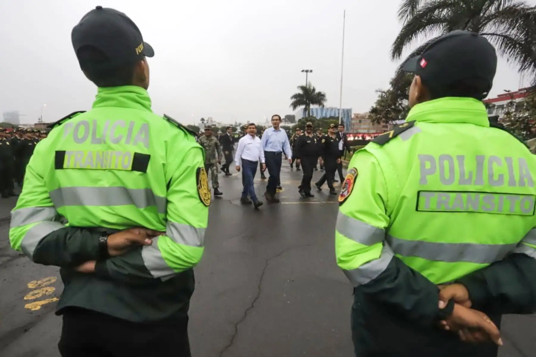 El presidente de la República, Martín Vizcarra, acompañado del ministro del Interior, Carlos Morán, encabeza la ceremonia de entrada en servicio de 6,000 efectivos egresados de las escuelas policiales, que reforzarán la seguridad ciudadana a nivel nacional. Foto: ANDINA/Prensa Presidencia