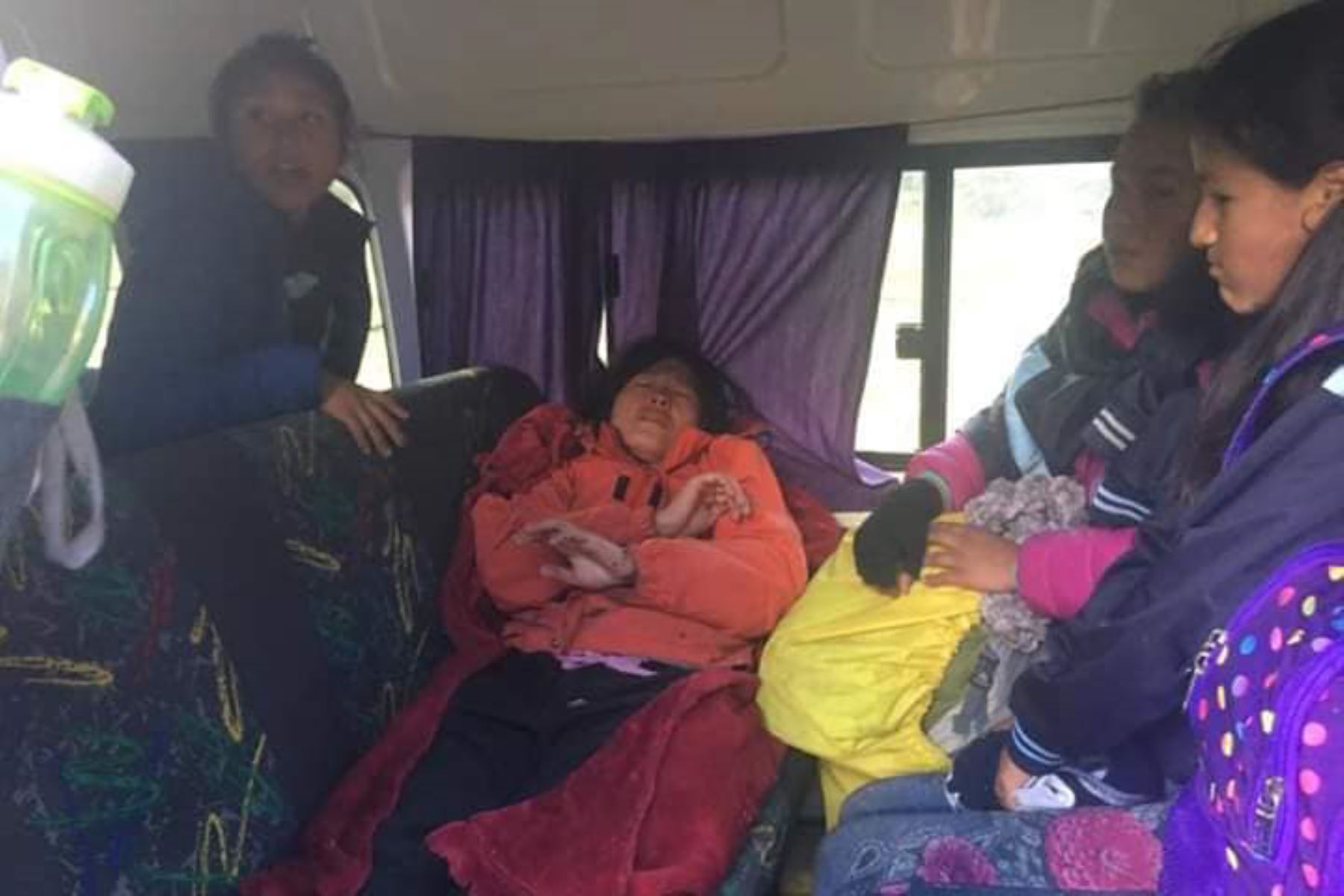 Escolares y docentes de colegio de Pomabamba, en Áncash, auxiliaron a turista china herida. Foto: ANDINA/Difusión.