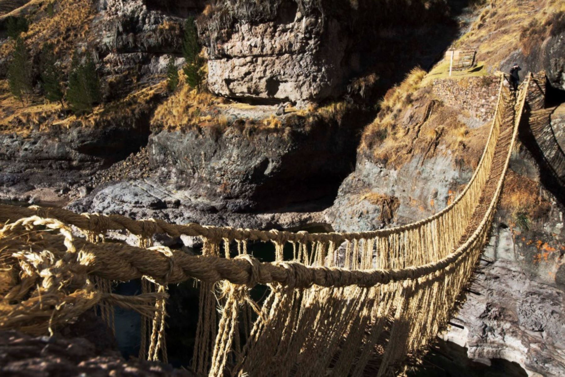 Puente Q’eswachaka, construido por los incas hace más de 500 años como parte del Qhapaq Ñan y el único que sobrevive gracias a la infatigable labor de los pobladores de la comunidad de Quehue, ubicado en la provincia cusqueña de Canas. Foto: Ministerio de Cultura/Promperú