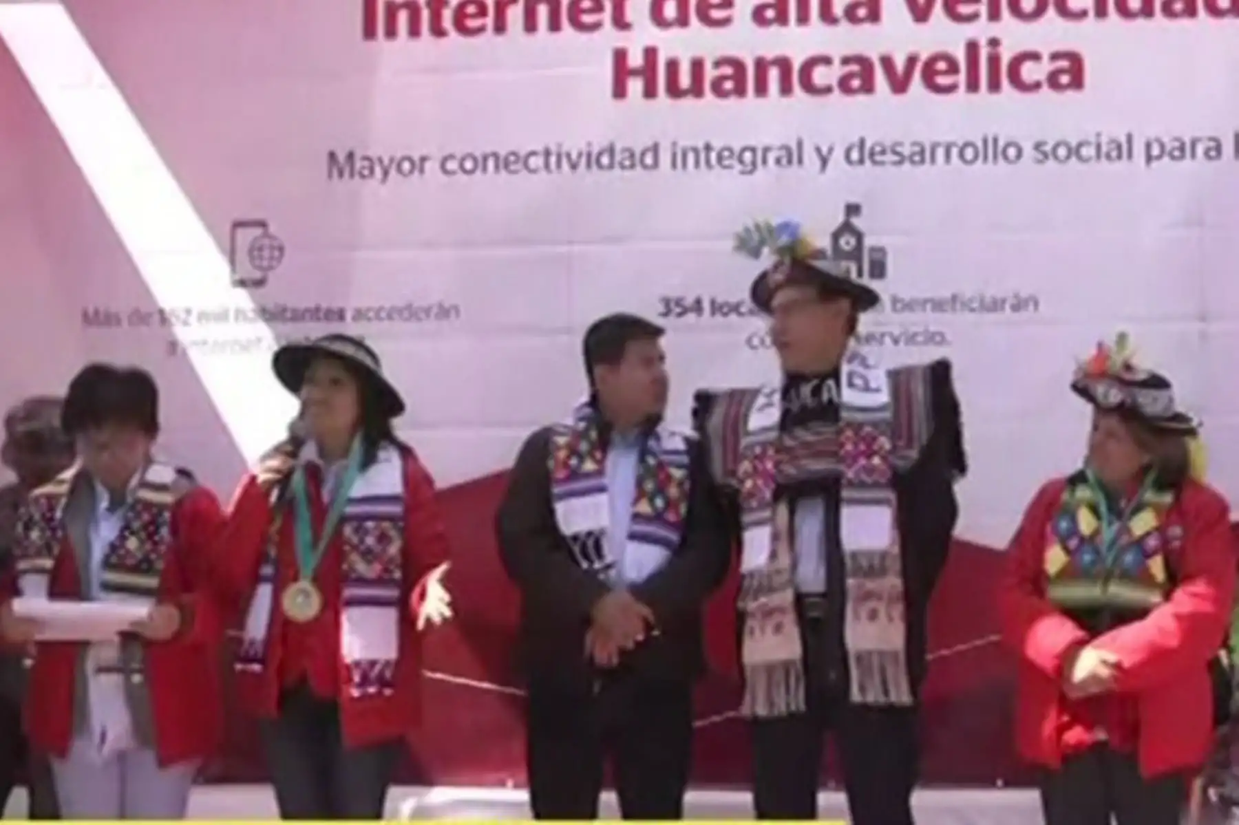 La ministra de Transportes y Comunicaciones, María Jara, destacó hoy en la región Huancavelica la importancia del acceso a internet de alta velocidad para lograr la conectividad integral, mejores servicios públicos y el desarrollo social de todas las regiones del Perú. Foto: InternetNDINA/Difusión