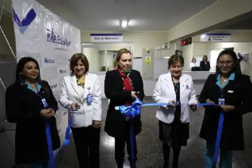 Nuevos ambientes fueron inaugurados por la presidenta ejecutiva del Seguro Social de Salud (EsSalud), Fiorella Molinelli, en el Servicio de Hospitalización del Hospital Félix Torrealva de Ica, que ahora cuenta con 140 camas para la recuperación de pacientes, lo que beneficia a los más de 120 mil asegurados que se atienden en ese nosocomio.