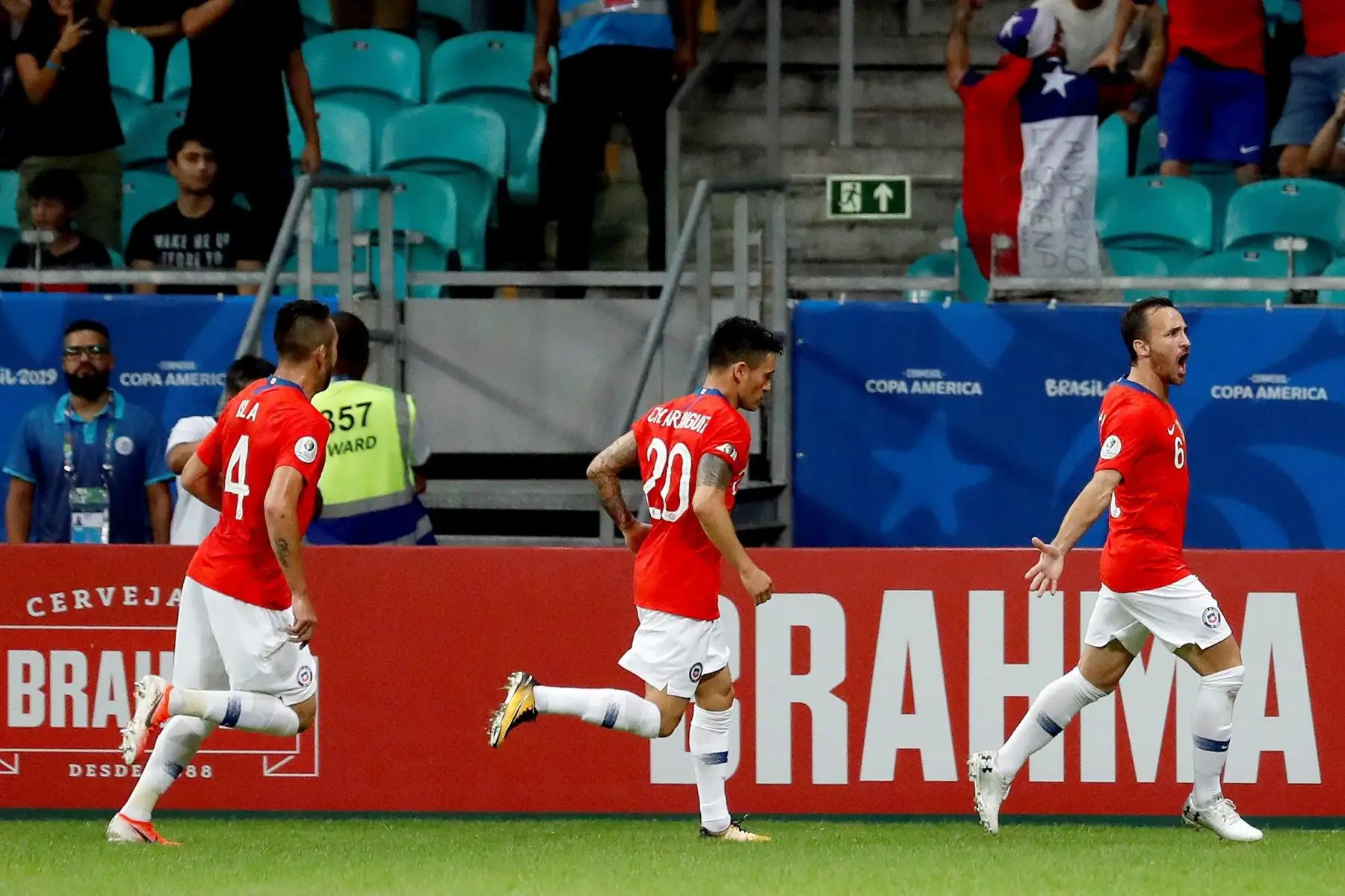 El jugador de Chile José Fuenzalida (d) celebra un gol durante el partido Ecuador-Chile del Grupo C de la Copa América de Fútbol 2019, en el Estadio Arena Fonte Nova de Salvador, Brasil.Foto:EFE