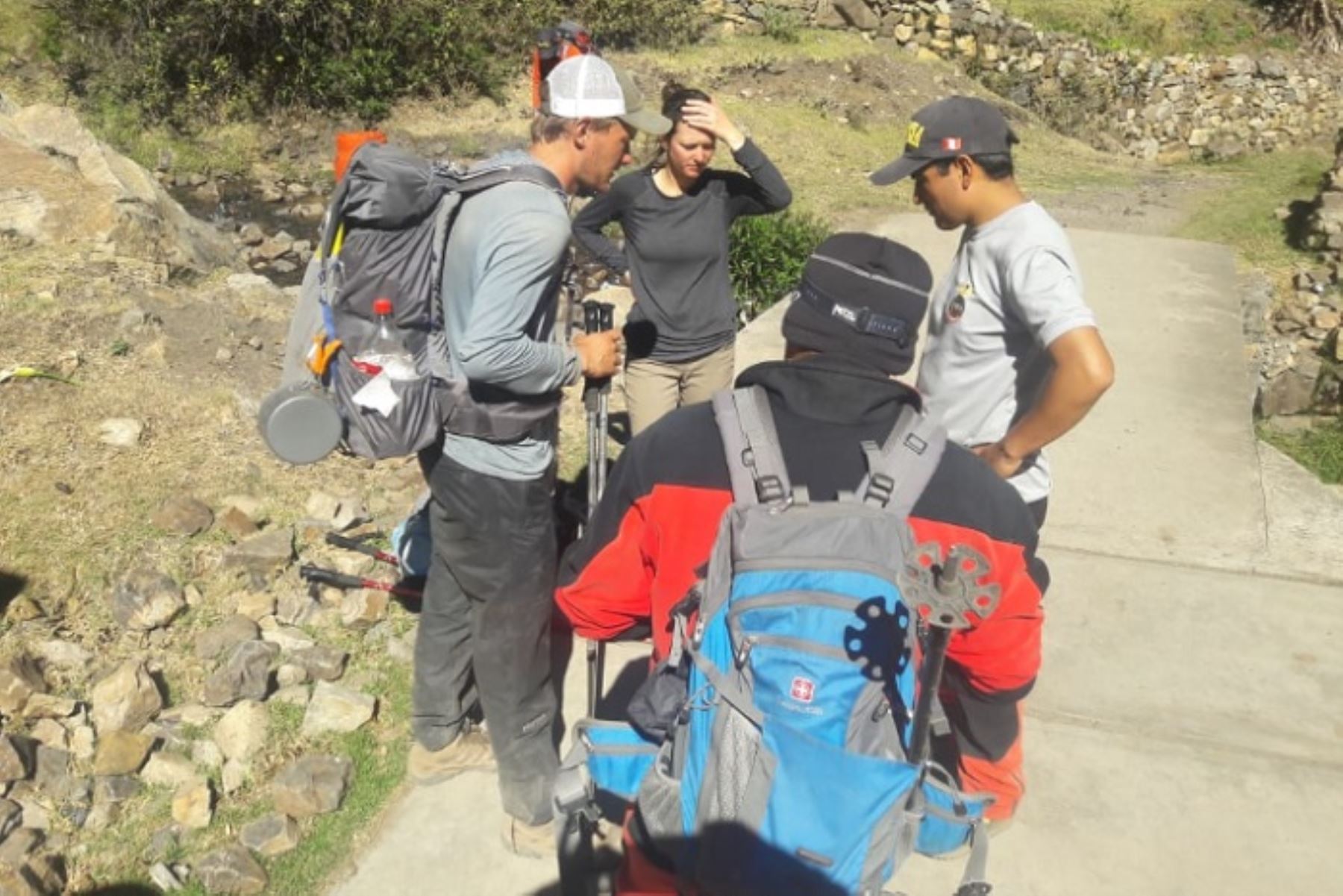 La Región Policial de Áncash confirmó hoy el rescate de dos turistas de Estados Unidos en la Cordillera de Huayhuash, en el distrito de Chiquián, provincia de Bolognesi, casi al límite con la provincia de Cajatambo (Lima).