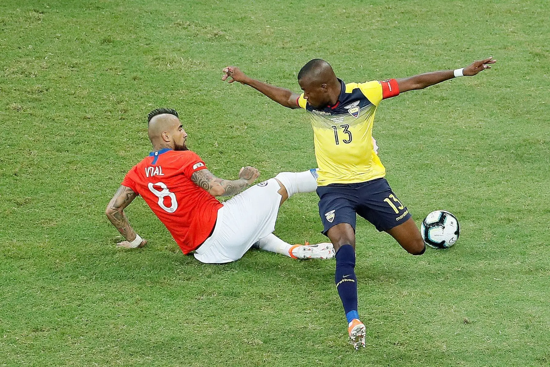 El jugador de Ecuador Enner Valencia (d) disputa el balón con Arturo Vidal de Chile, durante el partido Ecuador-Chile del Grupo C de la Copa América de Fútbol, en el Estadio Arena Fonte Nova de Salvador, Brasil.Foto:EFE