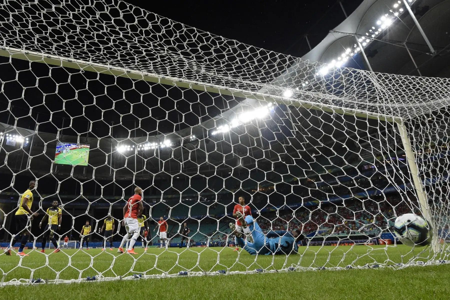 El chileno José Pedro Fuenzalida (fuera del cuadro) logró superar al portero de Ecuador, Alexander Domínguez, durante su partido de torneo de fútbol de la Copa América en el estadio Fonte Nova en Salvador, Brasil. Foto: AFP