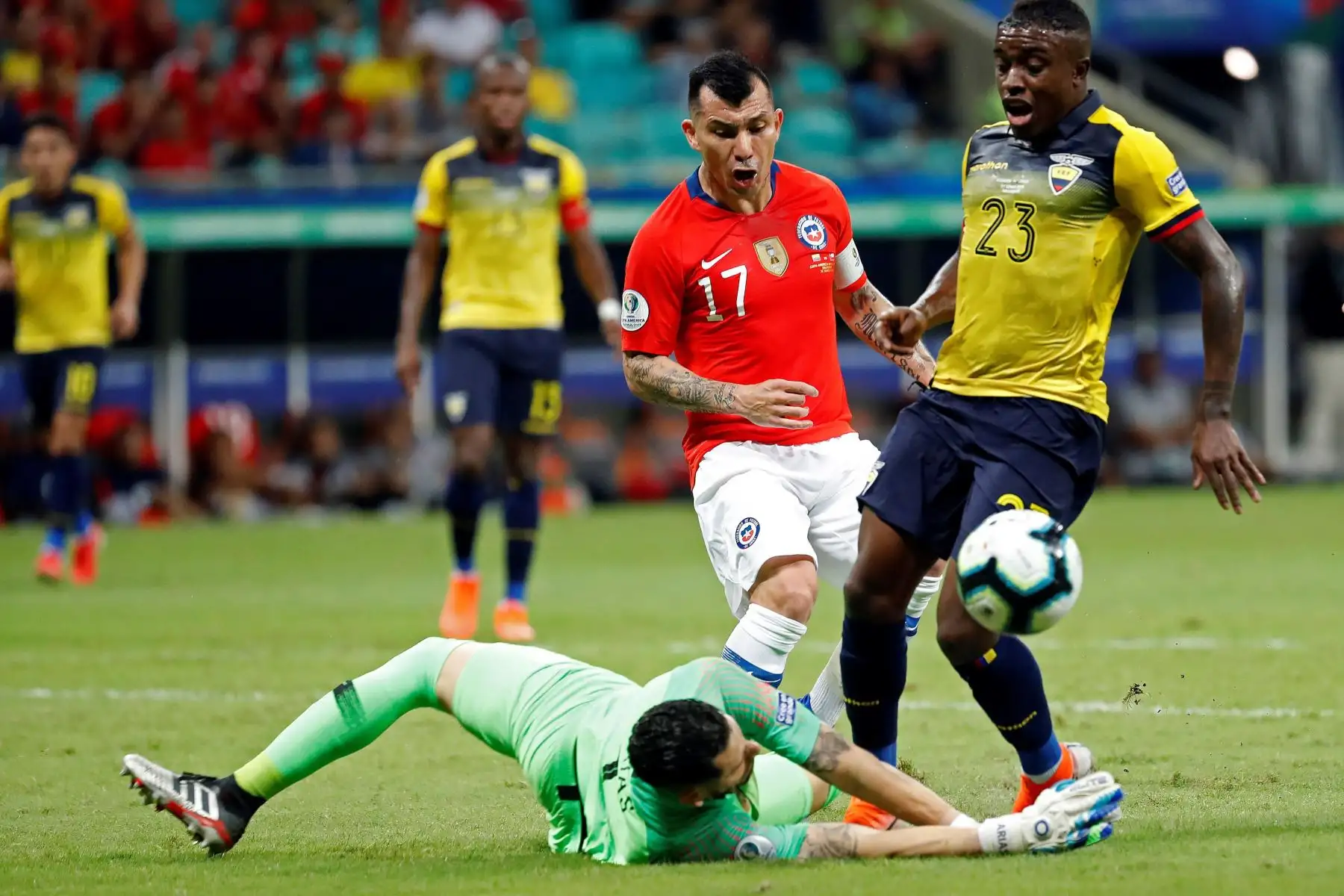 El arquero de Chile Gabriel Arias (abajo) comete un penalti ante Jhegson Mendez de Ecuador durante el partido Ecuador-Chile del Grupo C de la Copa América de Fútbol 2019, en el Estadio Arena Fonte Nova Brasil. Foto:EFE