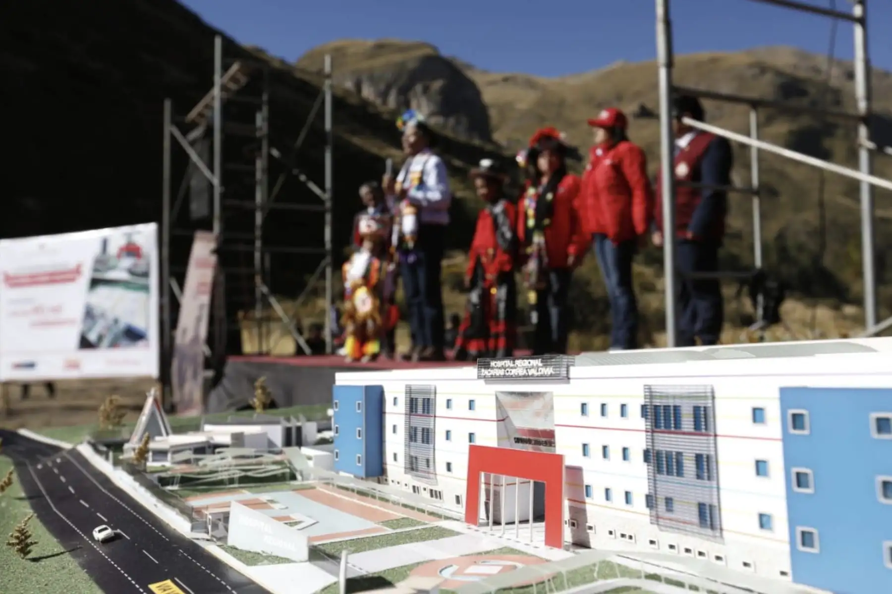 El presidente Martin Vizcarra hace entrega del terreno y cheque para el financiamiento del nuevo hospital regional Zacarías Correa, obra que beneficiará a más de 400 mil habitantes de la región de Huancavelica. Foto: ANDINA/Prensa Presidencia