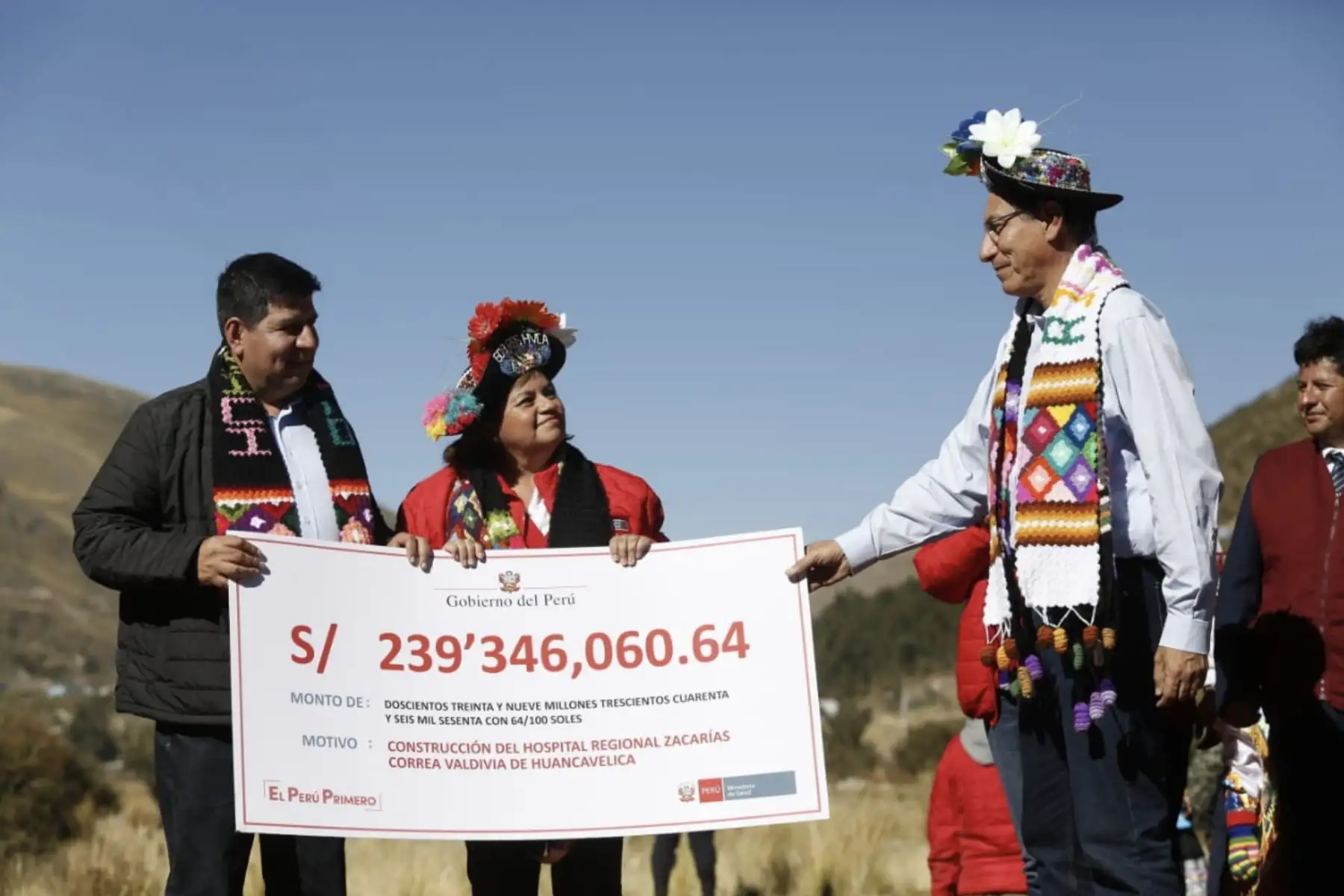El presidente Martin Vizcarra hace entrega del terreno y cheque para el financiamiento del nuevo hospital regional Zacarías Correa, obra que beneficiará a más de 400 mil habitantes de la región de Huancavelica. Foto: ANDINA/Prensa Presidencia