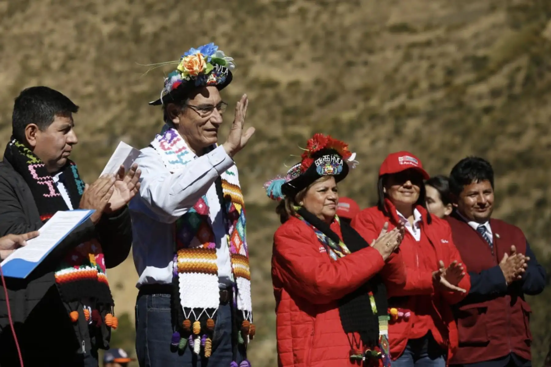 El presidente Martin Vizcarra hace entrega del terreno y cheque para el financiamiento del nuevo hospital regional Zacarías Correa, obra que beneficiará a más de 400 mil habitantes de la región de Huancavelica. Foto: ANDINA/Prensa Presidencia