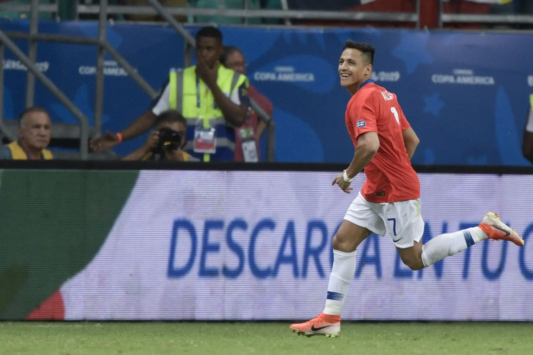 2nchez, de Chile, celebra después de marcar contra Ecuador durante su partido de torneo de fútbol de la Copa América en el estadio Fonte Nova en Salvador, Brasil.Foto:AFP