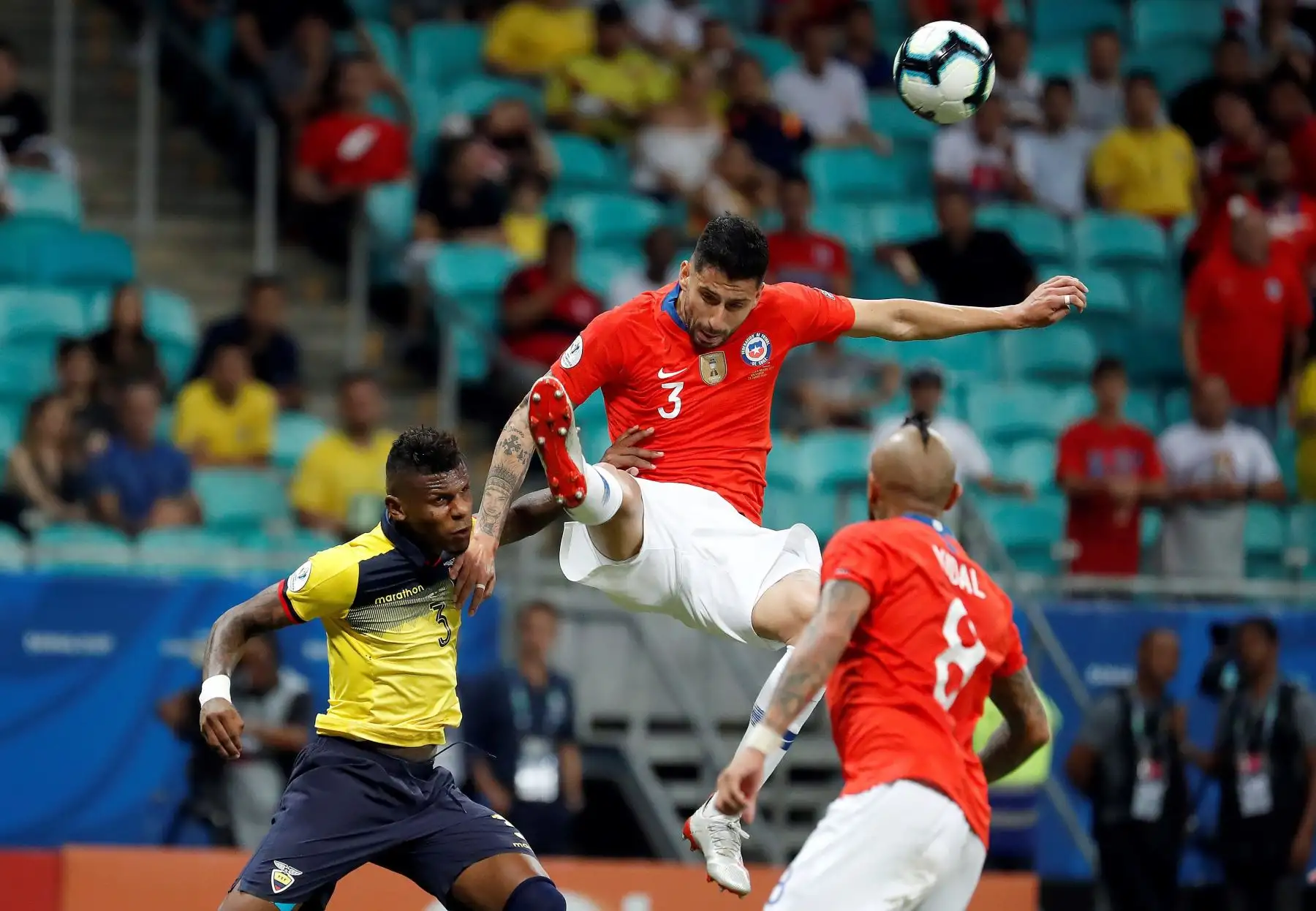 El jugador de Ecuador Robert Arboleda (i) disputa el balón con Guillermo Maripan (c) de Chile durante el partido Ecuador-Chile del Grupo C de la Copa América, en el Estadio Arena Fonte Nova en Brasil. Foto:EFE