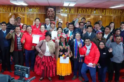 Reunión entre las ministras del Ambiente, Lucía Ruíz; y de Trabajo y Promoción del Empleo, Sylvia Cáceres, con el gobernador regional de Puno, Walter Aduviri; alcaldes y dirigentes de organizaciones sociales de los distritos de la cuenca del río Coata, con la finalidad de analizar y buscar soluciones conjuntas a los temas de prioridad ambiental de dicha zona del país.