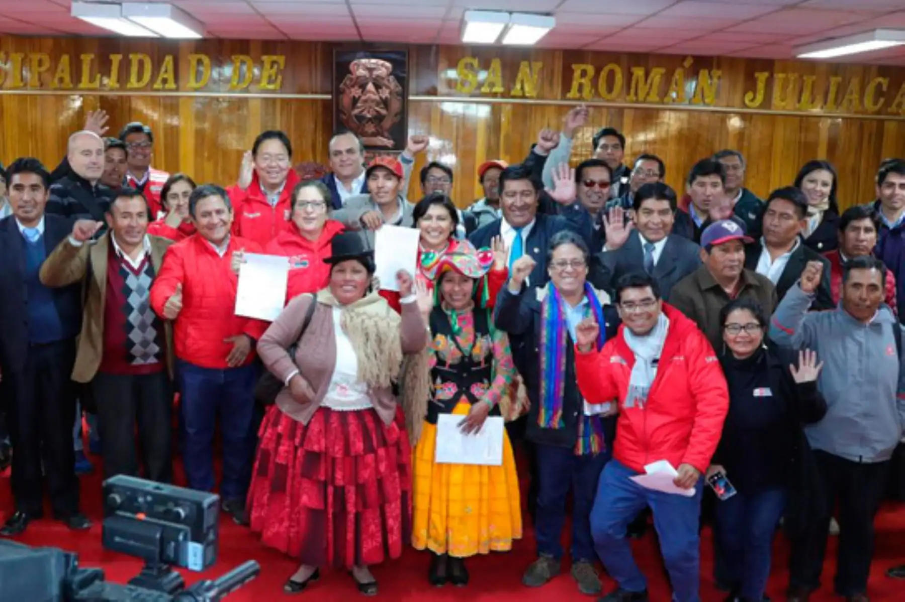 Reunión entre las ministras del Ambiente, Lucía Ruíz; y de Trabajo y Promoción del Empleo, Sylvia Cáceres, con el gobernador regional de Puno, Walter Aduviri; alcaldes y dirigentes de organizaciones sociales de los distritos de la cuenca del río Coata, con la finalidad de analizar y buscar soluciones conjuntas a los temas de prioridad ambiental de dicha zona del país.