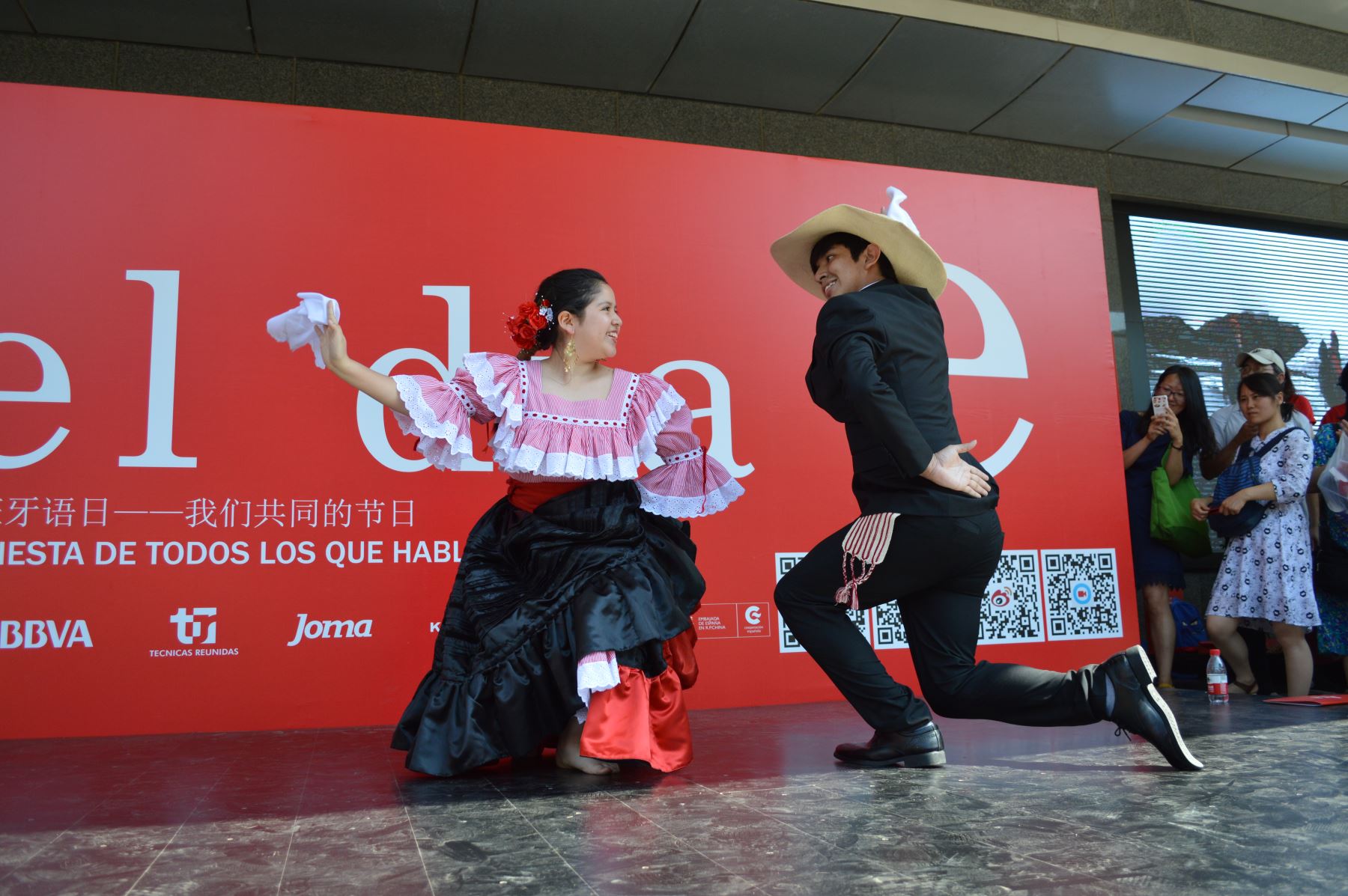 Marinera norteña representada por estudiantes peruanos becados en China. Foto: ANDINA/ Víctor Véliz.