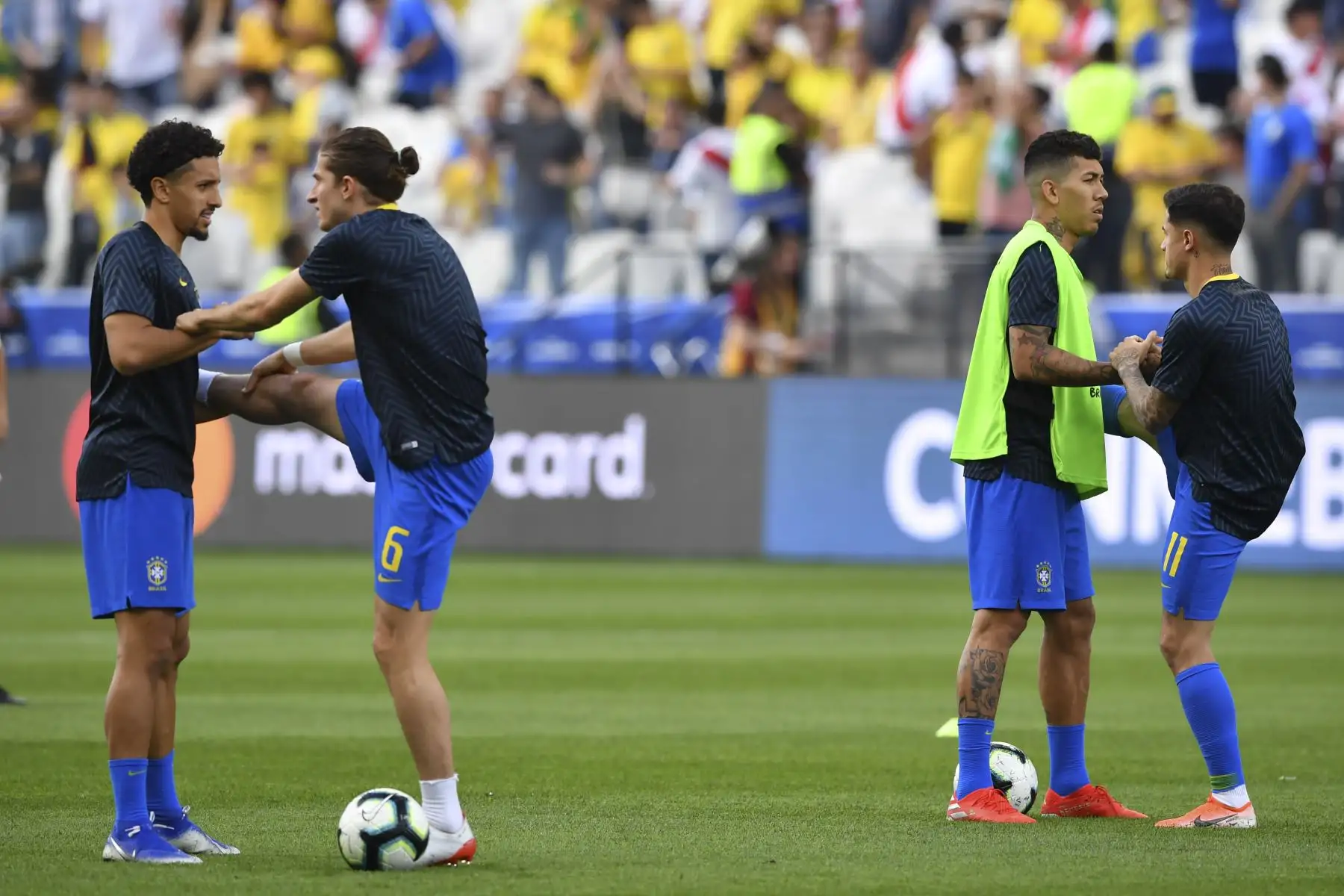 (L-R) Marquinhos, Filipe Luis, Roberto Firmino y Philippe Coutinho de Brasil se calientan antes de su partido de torneo de fútbol de la Copa América contra Perú.
Foto: AFP