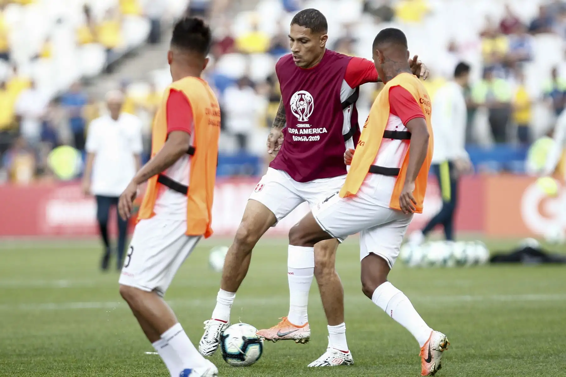 Paolo Guerrero (C) de Perú se calienta antes del partido del torneo de fútbol de Copa América contra Brasil en el Corinthians Arena de Sao Paulo, Brasil.
Foto: AFP