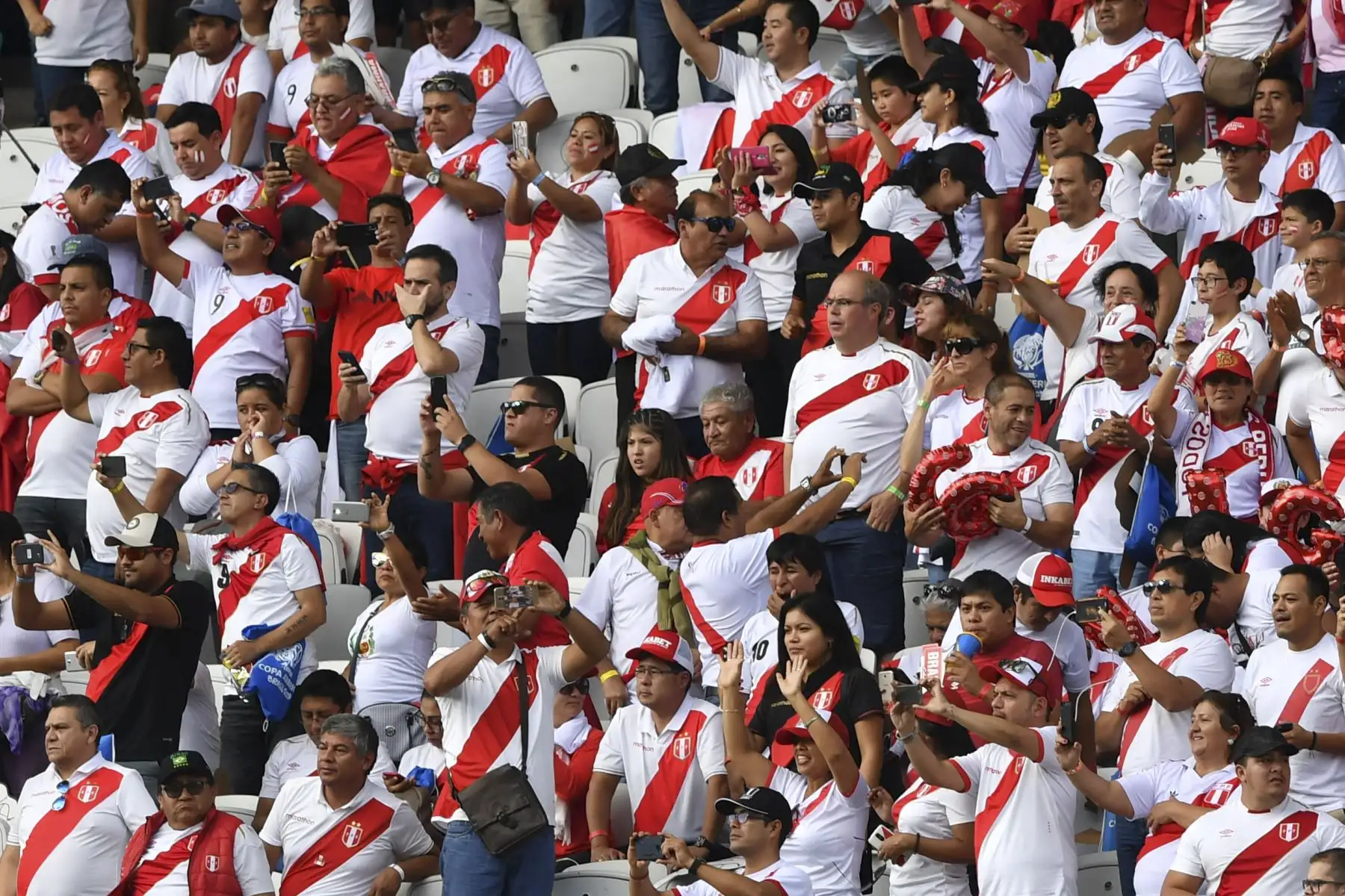 Los fanáticos de Perú esperan el inicio del partido del torneo de fútbol de la Copa América contra Brasil en el Corinthians Arena en Sao Paulo, Brasil.
Foto: AFP