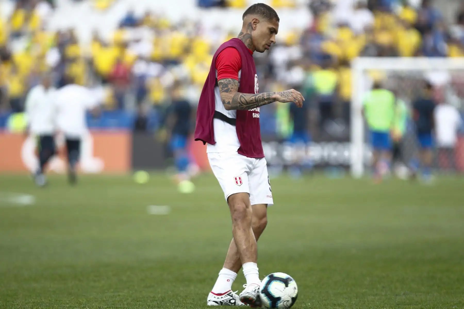 Paolo Guerrero, de Perú, se calienta antes del partido del torneo de fútbol de la Copa América contra Brasil en el Corinthians Arena de Sao Paulo, Brasil.
Foto: AFP