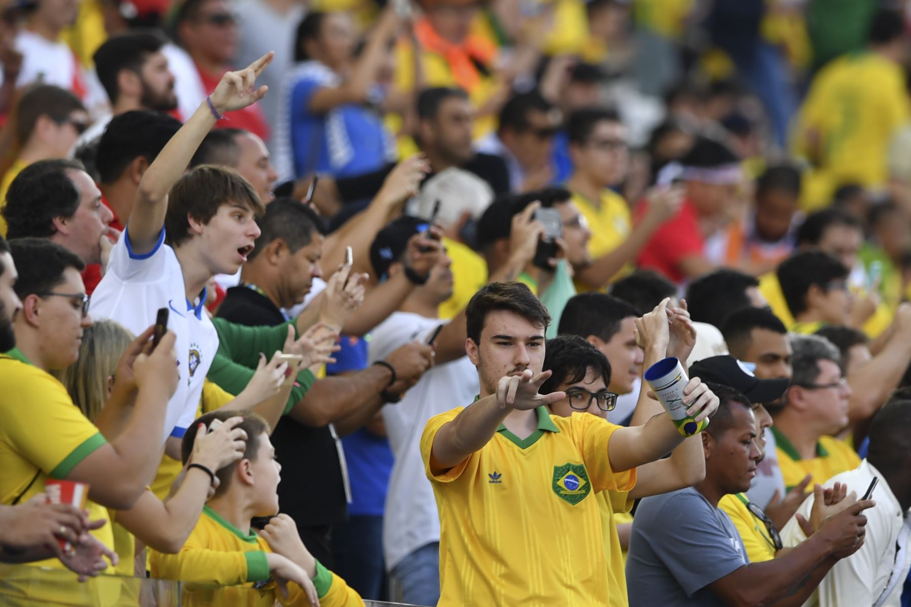Los fanáticos de Brasil esperan el inicio del partido del torneo de fútbol de la Copa América contra Perú en el Corinthians Arena en Sao Paulo, Brasil.
Foto: AFP