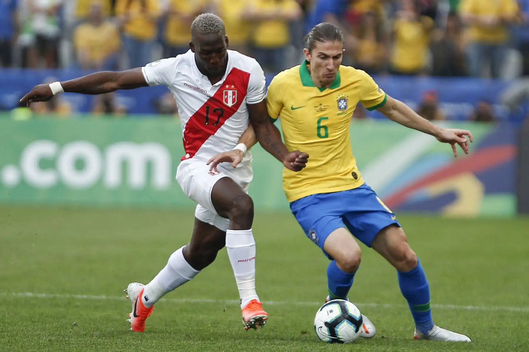 Luis Advincula (L) de Perú y Filipe Luis de Brasil compitieron por el balón durante su partido de torneo de fútbol de la Copa América.
Foto: AFP
