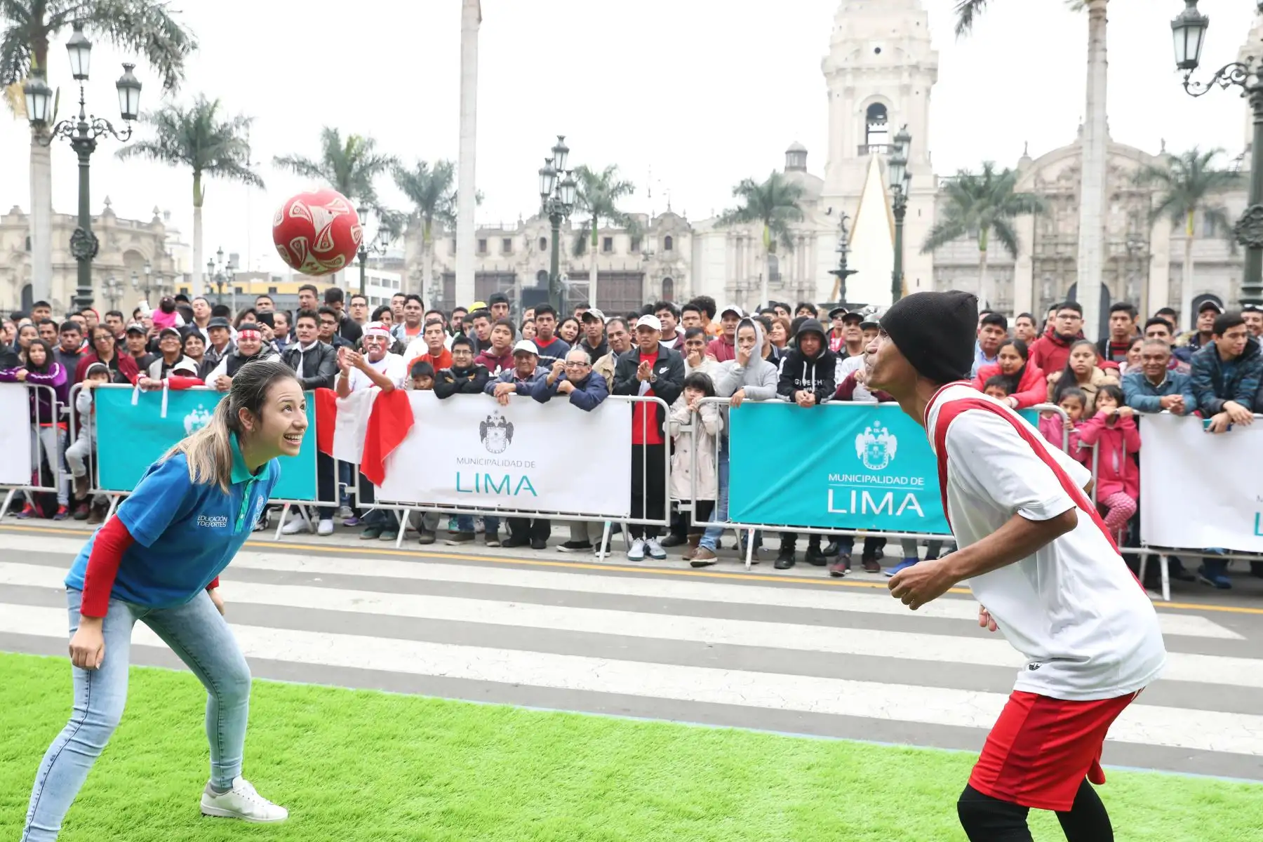 Peruanos reunidos en la Plaza Mayor  alientan a la selección peruana que se enfrenta a la selección brasileña. Foto: ANDINA/Melina Mejía