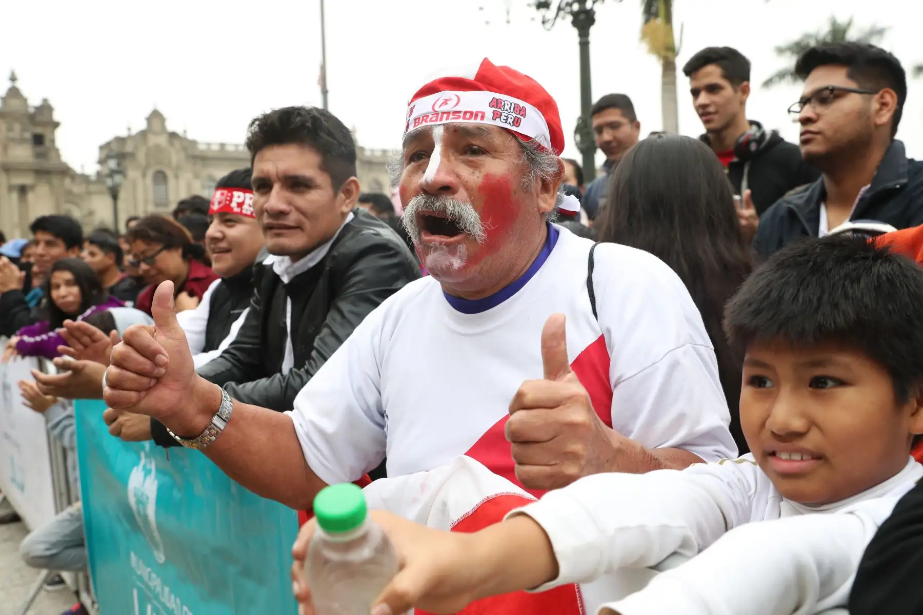 Peruanos reunidos en la Plaza Mayor  alientan a la selección peruana que se enfrenta a la selección brasileña. Foto: ANDINA/Melina Mejía