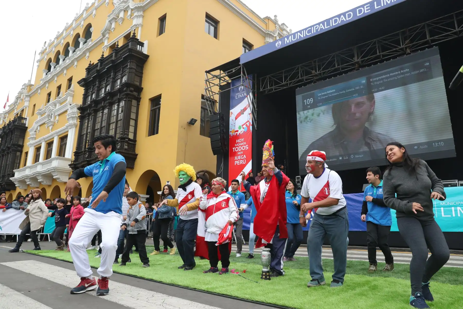 Peruanos reunidos en la Plaza Mayor  alientan a la selección peruana que se enfrenta a la selección brasileña. Foto: ANDINA/Melina Mejía