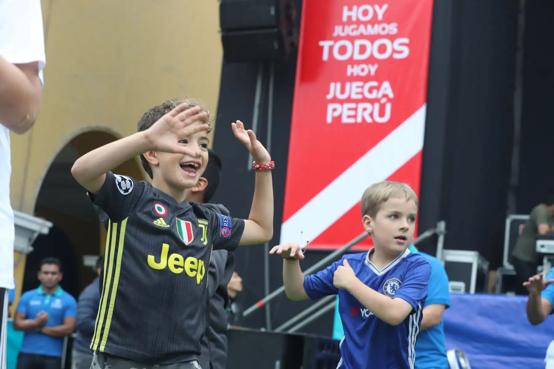 Peruanos reunidos en la Plaza Mayor  alientan a la selección peruana que se enfrenta a la selección brasileña. Foto: ANDINA/Melina Mejía