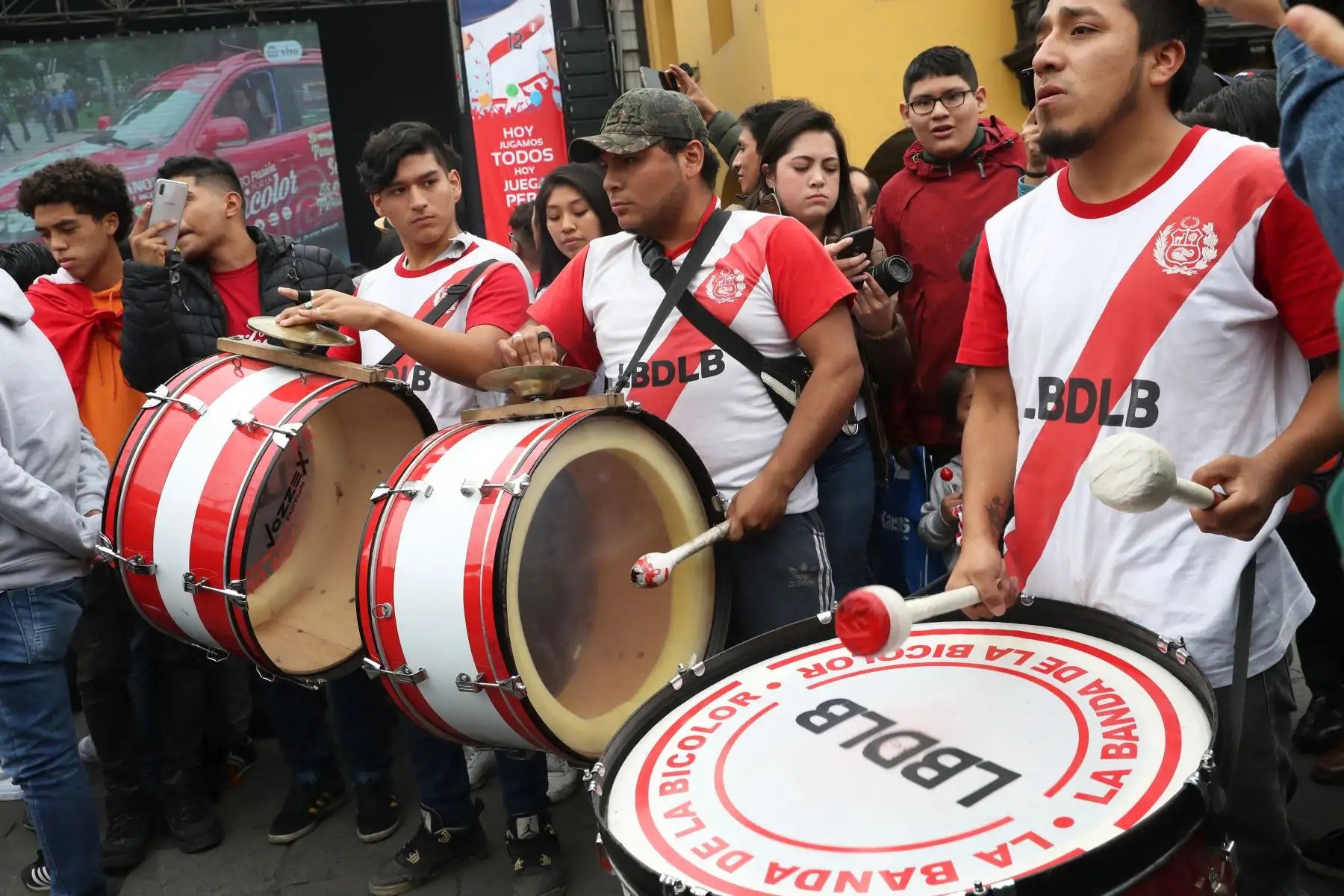 Peruanos reunidos en la Plaza Mayor  alientan a la selección peruana que se enfrenta a la selección brasileña. Foto: ANDINA/Melina Mejía