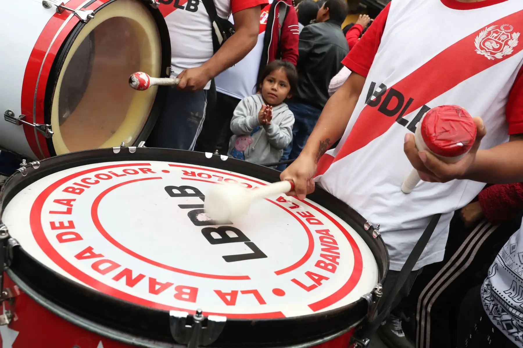 Peruanos reunidos en la Plaza Mayor  alientan a la selección peruana que se enfrenta a la selección brasileña. Foto: ANDINA/Melina Mejía