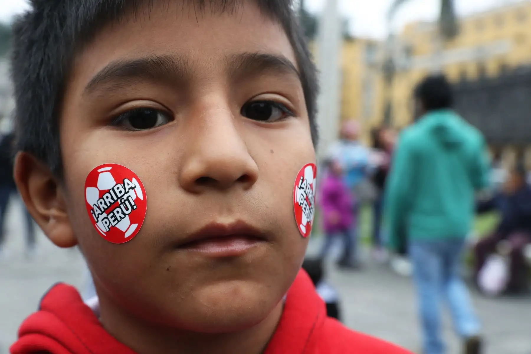 Peruanos reunidos en la Plaza Mayor  alientan a la selección peruana que se enfrenta a la selección brasileña. Foto: ANDINA/Melina Mejía