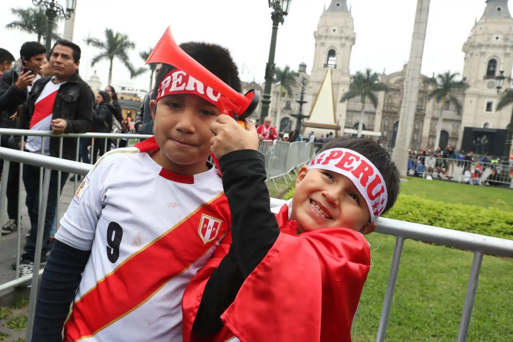Peruanos reunidos en la Plaza Mayor  alientan a la selección peruana que se enfrenta a la selección brasileña. Foto: ANDINA/Melina Mejía