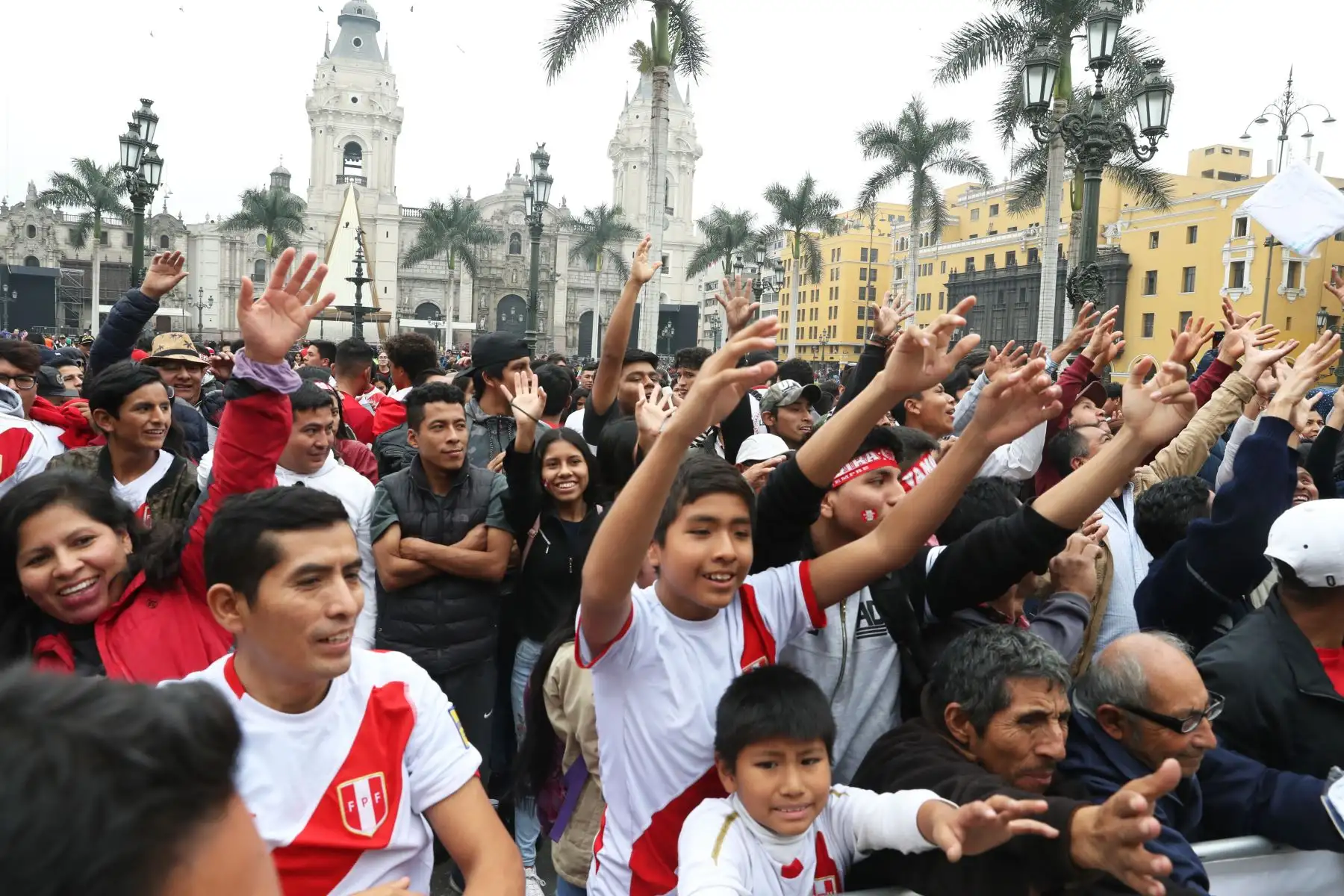 Peruanos reunidos en la Plaza Mayor  alientan a la selección peruana que se enfrenta a la selección brasileña. Foto: ANDINA/Melina Mejía