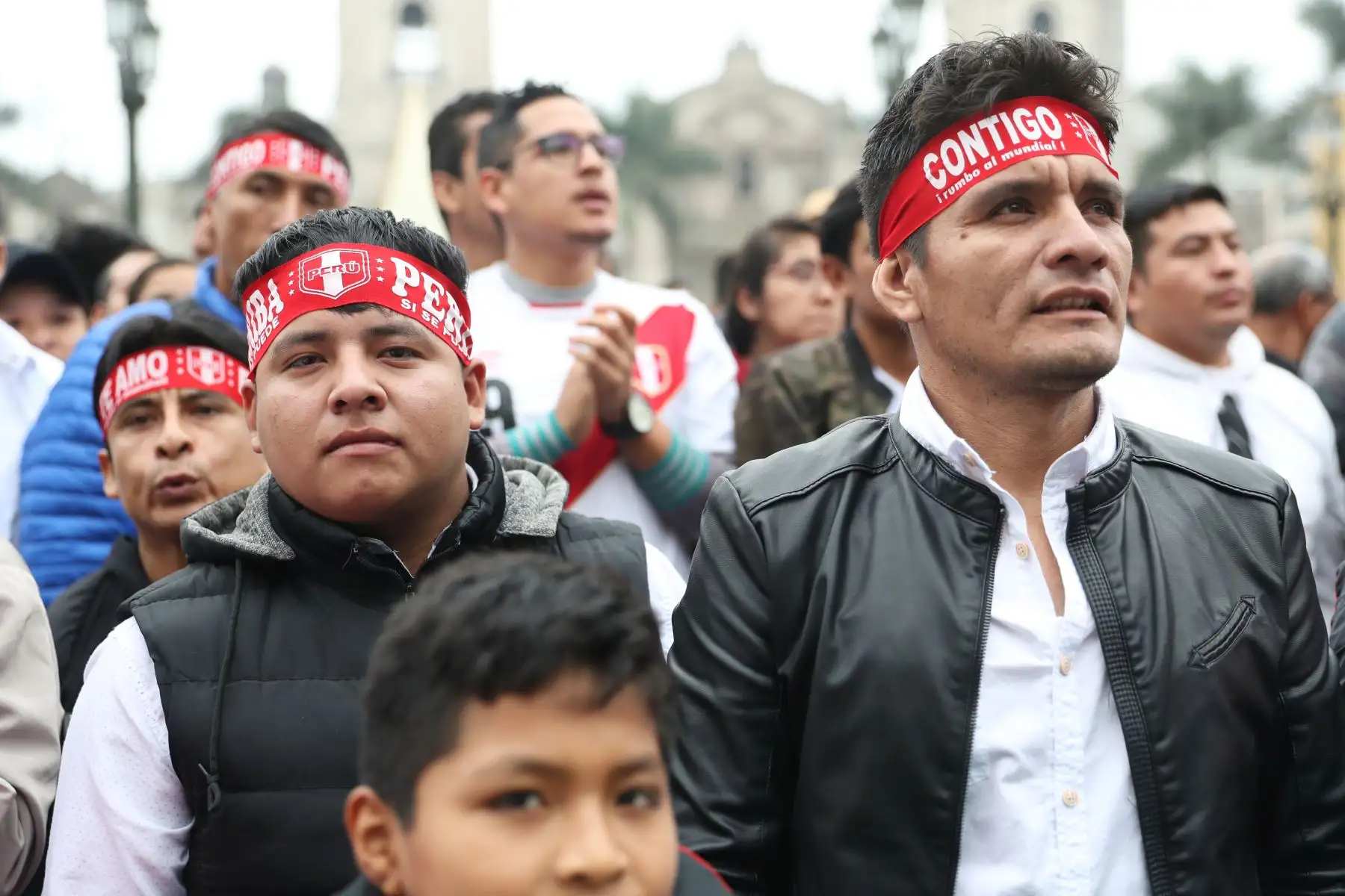 Peruanos reunidos en la Plaza Mayor  alientan a la selección peruana que se enfrenta a la selección brasileña. Foto: ANDINA/Melina Mejía