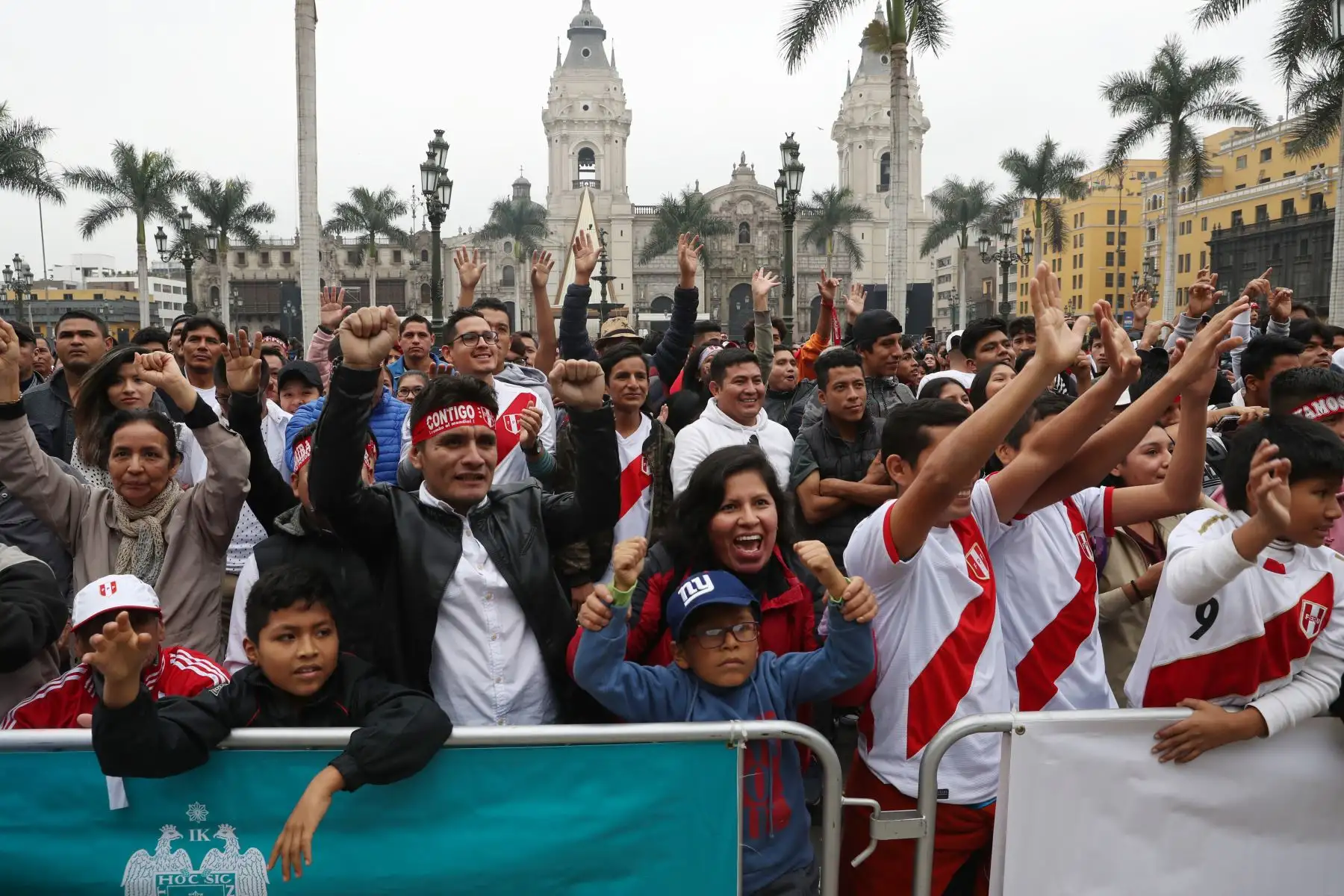 Peruanos reunidos en la Plaza Mayor  alientan a la selección peruana que se enfrenta a la selección brasileña. Foto: ANDINA/Melina Mejía
