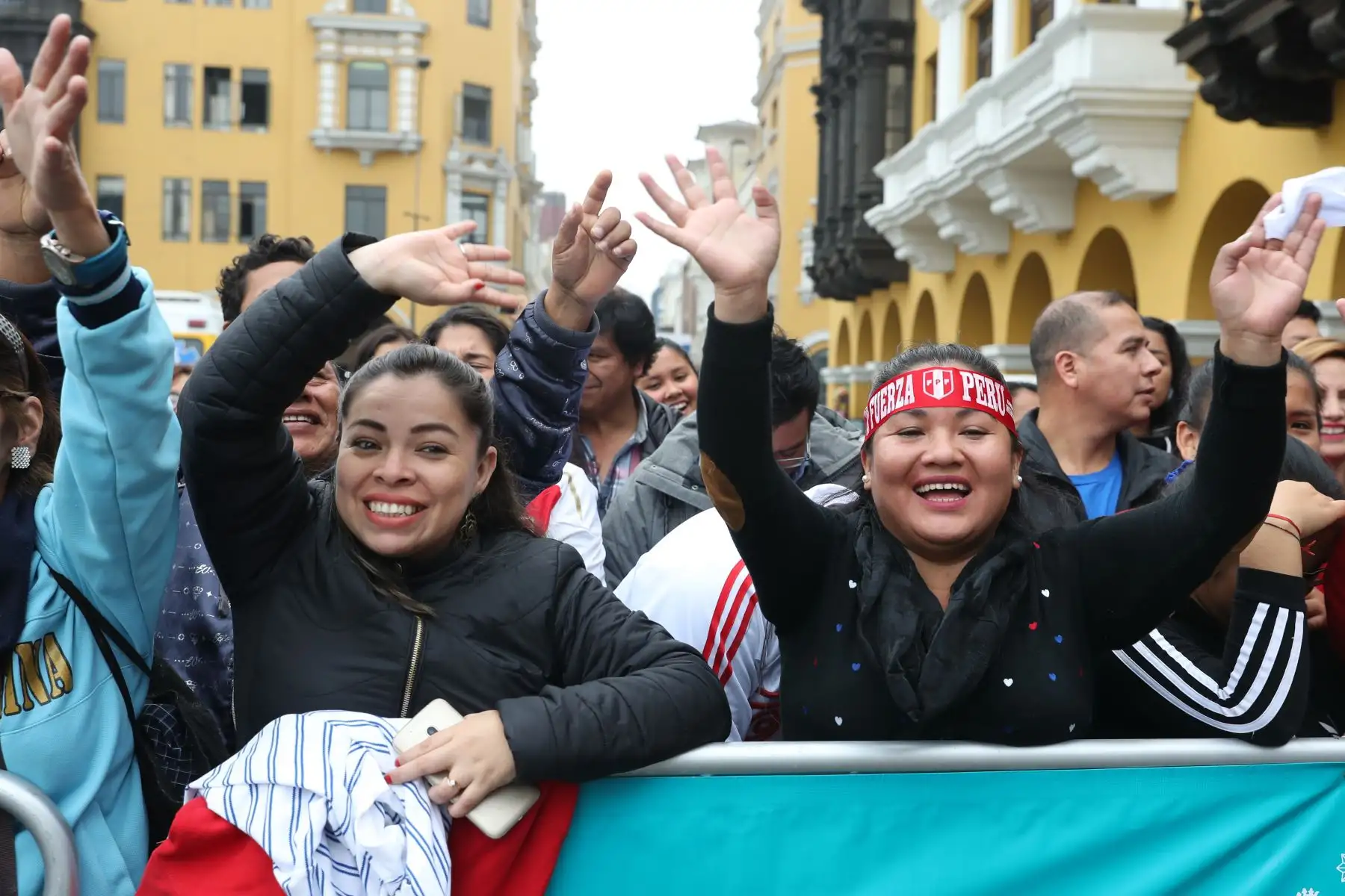 Peruanos reunidos en la Plaza Mayor  alientan a la selección peruana que se enfrenta a la selección brasileña. Foto: ANDINA/Melina Mejía