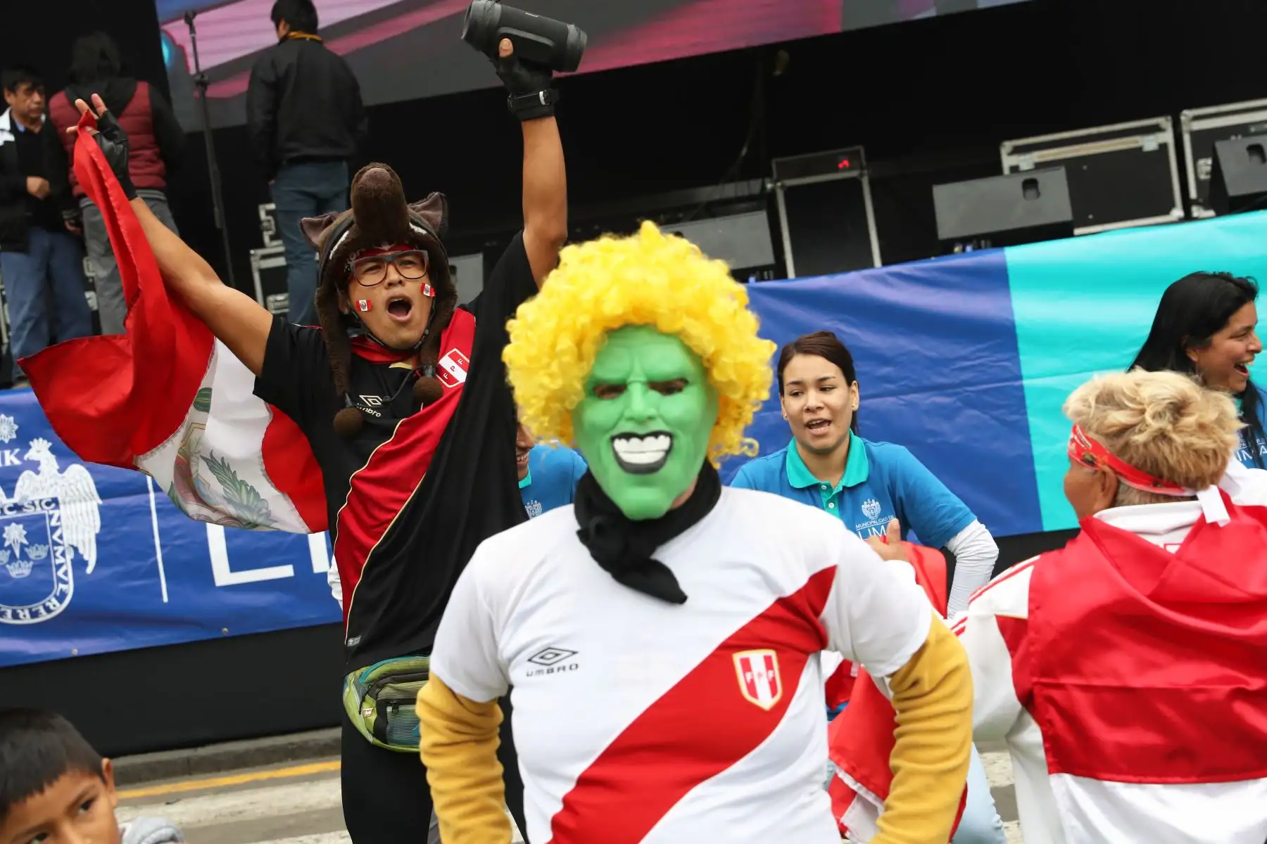 Peruanos reunidos en la Plaza Mayor  alientan a la selección peruana que se enfrenta a la selección brasileña. Foto: ANDINA/Melina Mejía