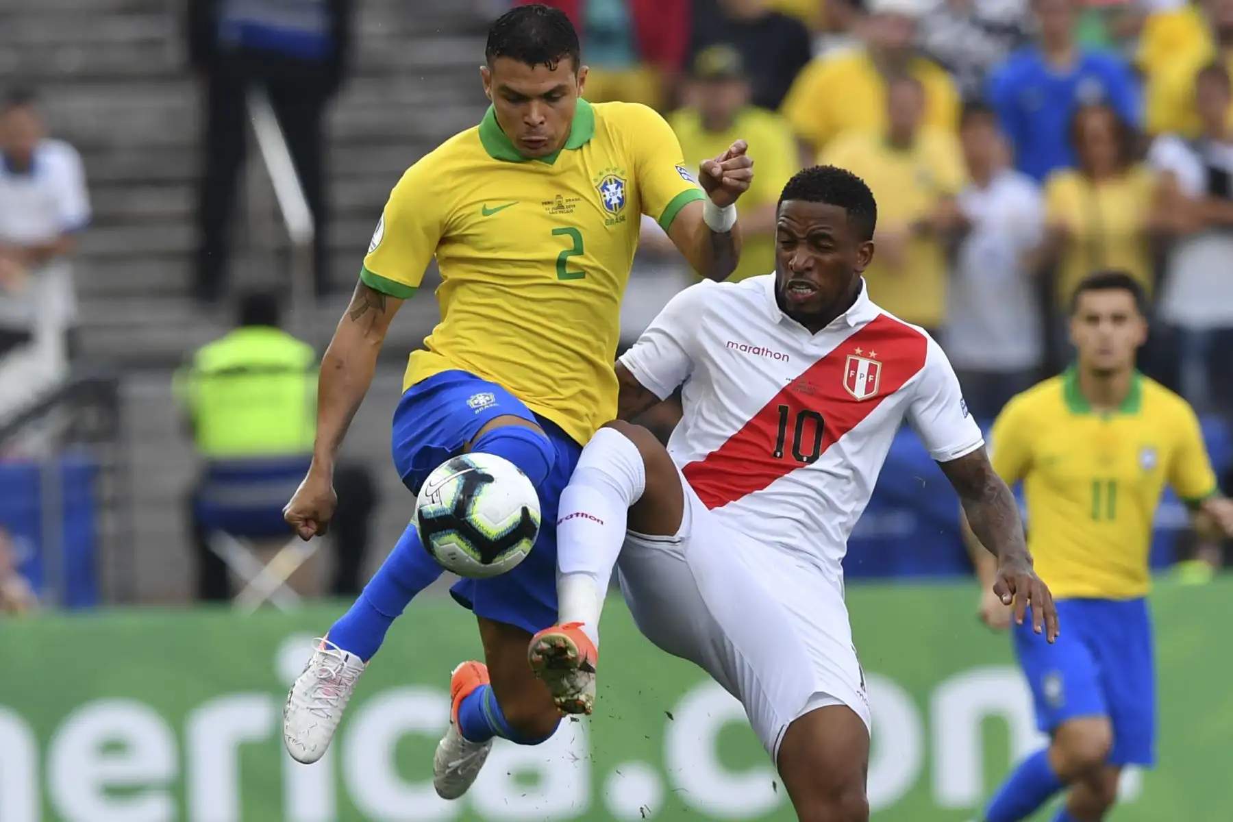 El brasileño Thiago Silva (L) y el peruano Jefferson Farfan compiten por el balón durante su partido de torneo de fútbol de la Copa América.
Foto:AFP