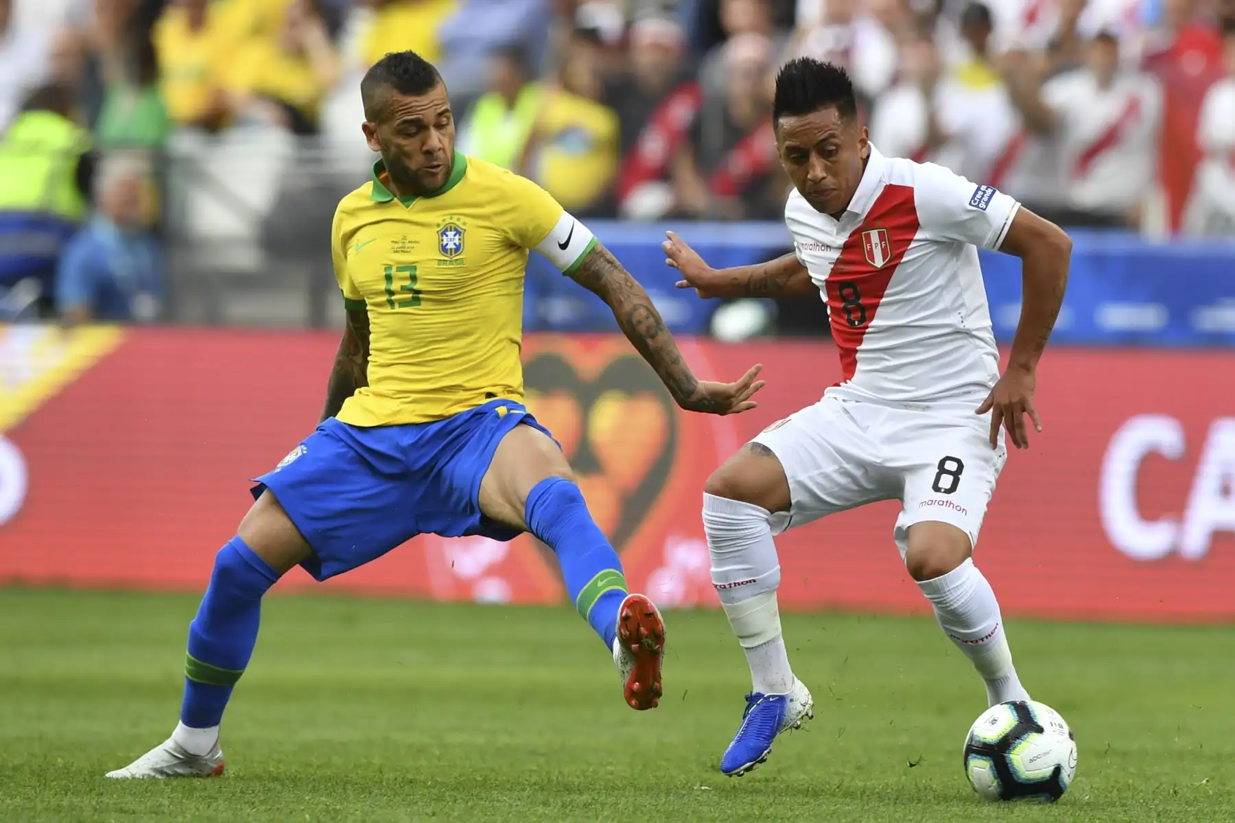 Dani Alves (L), de Brasil, marca a Christian Cueva de Perú durante su partido de torneo de fútbol de la Copa América.
Foto:AFP