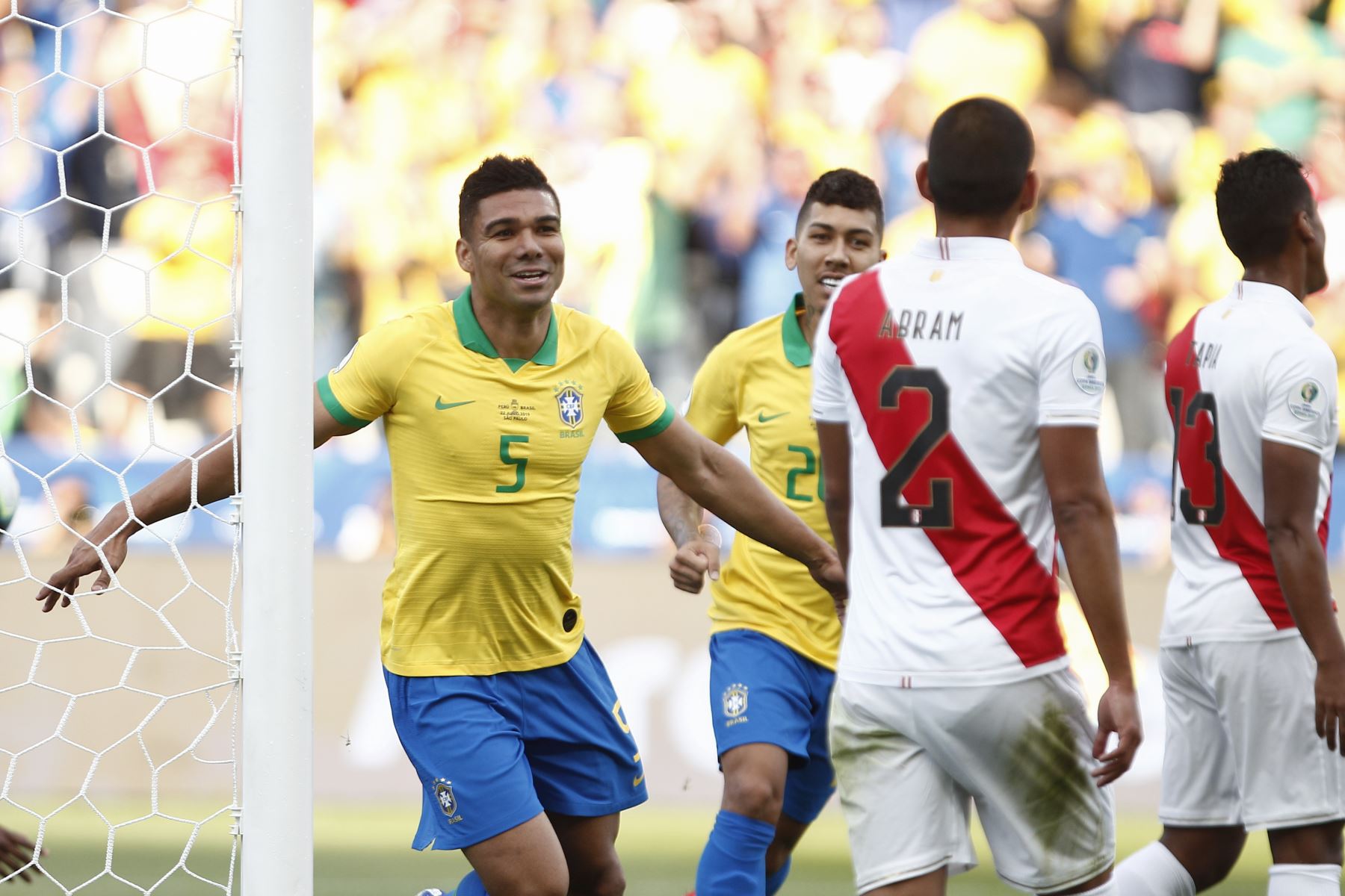 Casemiro (L) de Brasil celebra después de anotar contra Perú durante su partido de torneo de fútbol de Copa América.
Foto: AFP