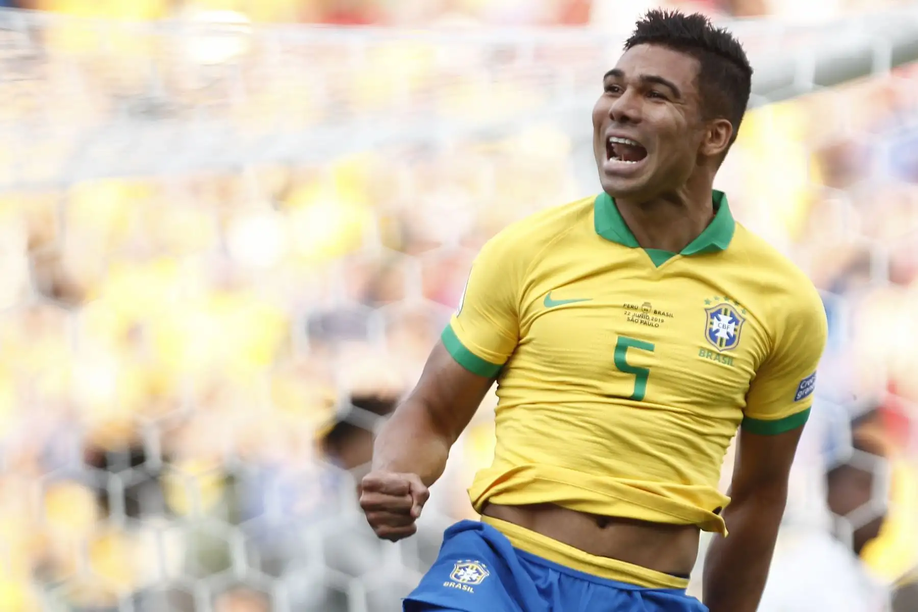 El Everton (R) de Brasil es seguido por su compañero Filipe Luis, luego de anotar el tercer gol del equipo contra Perú durante su partido de torneo de fútbol de la Copa América.
Foto: AFP