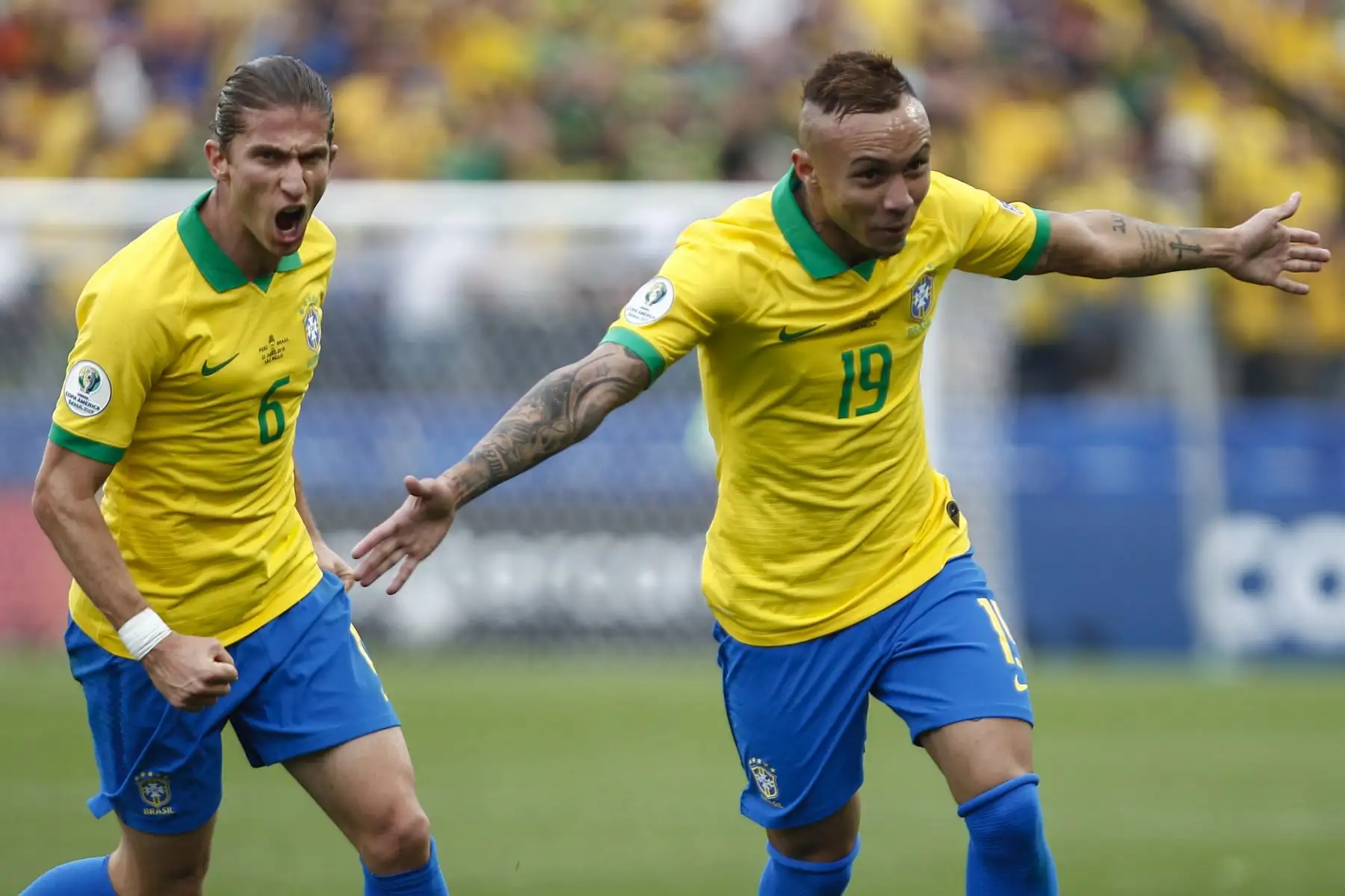 El Everton (R) de Brasil es seguido por su compañero Filipe Luis, luego, el segundo gol del equipo contra Perú durante el partido del torneo de fútbol de la Copa América.
Foto: AFP