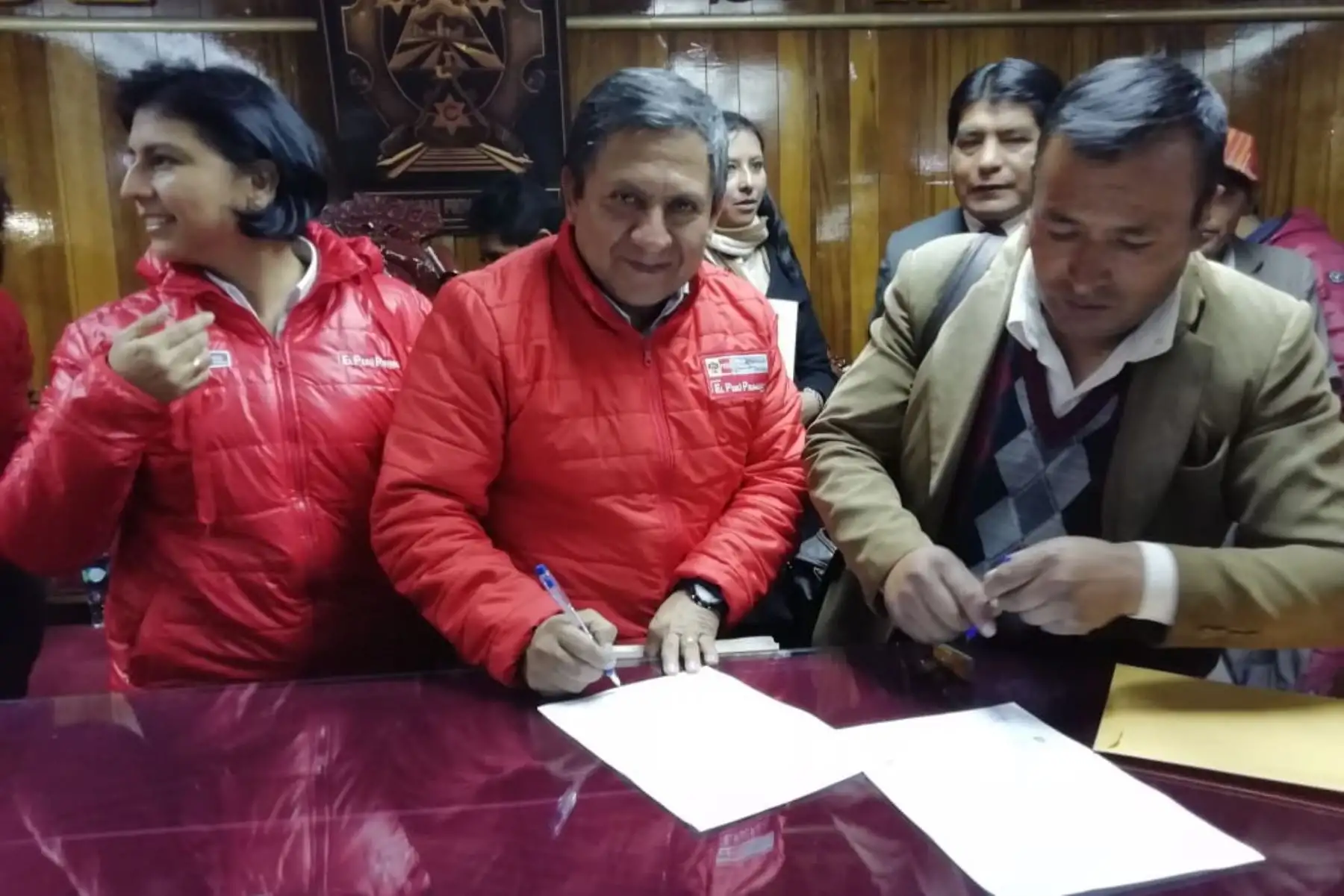 El viceministro de Construcción y Saneamiento, Juan Tarazona, informó que dentro de los compromisos asumidos por el sector está el abastecimiento de agua potable a los pobladores de los distritos de Coata, Huata y Capachica de la provincia de Puno; y de Caracoto y Juliaca de la provincia de San Román.