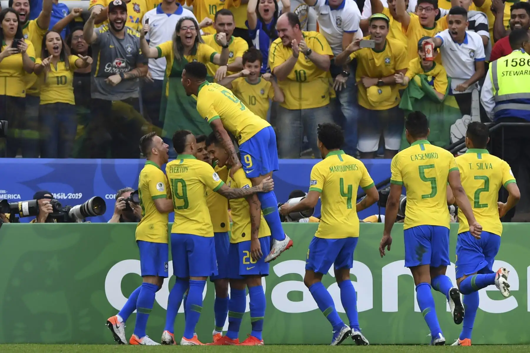 El brasileño Roberto Firmino (20) celebra con sus compañeros de equipo luego de marcar el segundo gol del equipo contra Perú durante su partido de torneo de fútbol de la Copa América.
Foto: AFP