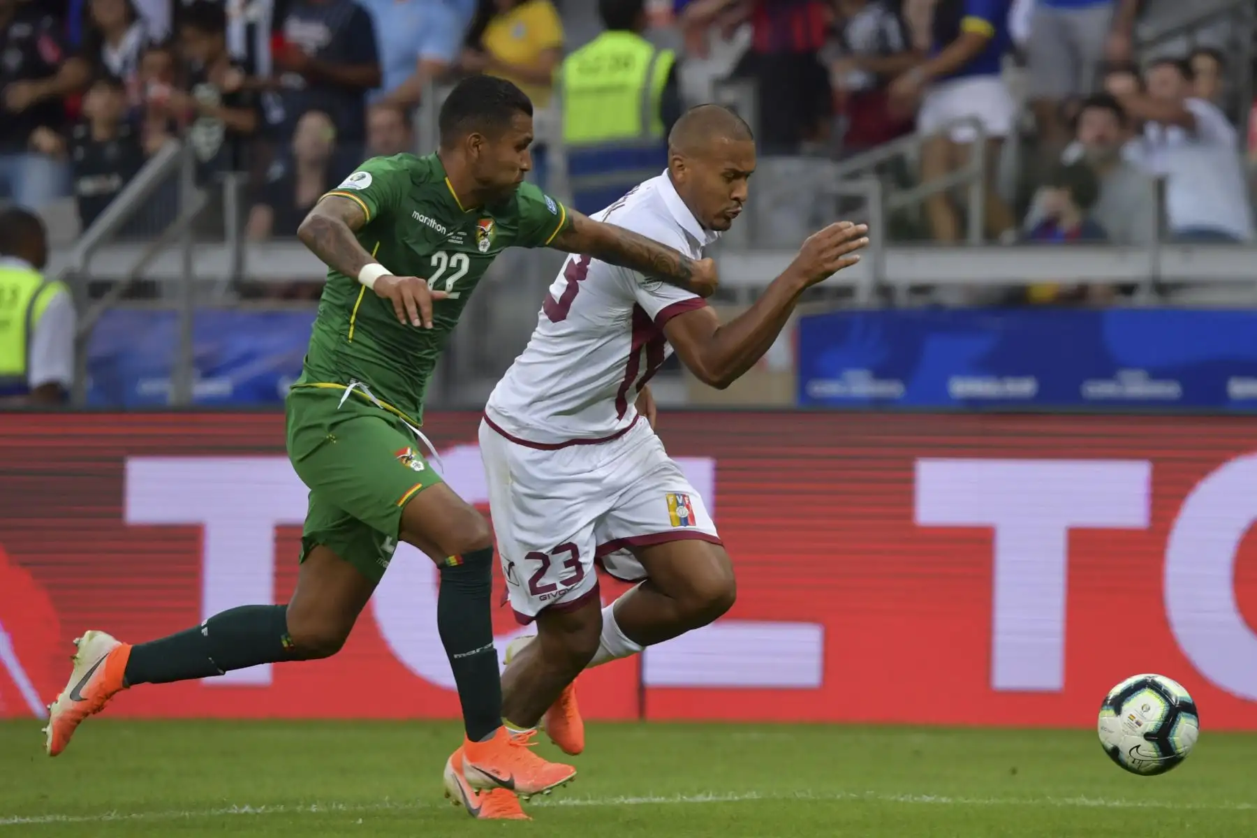 El boliviano Adrian Jusino (L) y el venezolano Salomon Rondon compiten por el balón durante su partido de torneo de fútbol de la Copa América.
Foto: AFP