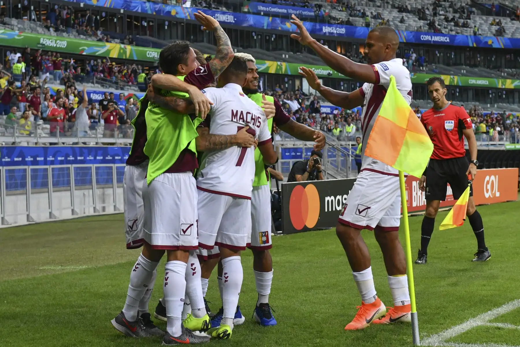 El venezolano Darwin Machis (C) celebra con sus compañeros de equipo después de marcar contra Bolivia durante su partido de torneo de fútbol de la Copa América.
Foto:AFP