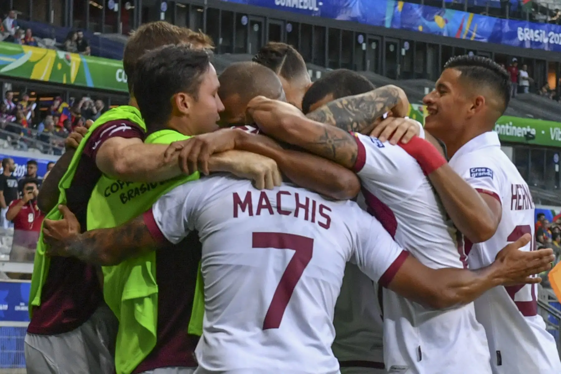 El venezolano Darwin Machis (7) celebra con sus compañeros de equipo luego de anotar contra Bolivia durante su partido de torneo de fútbol de la Copa América.
Foto.AFP