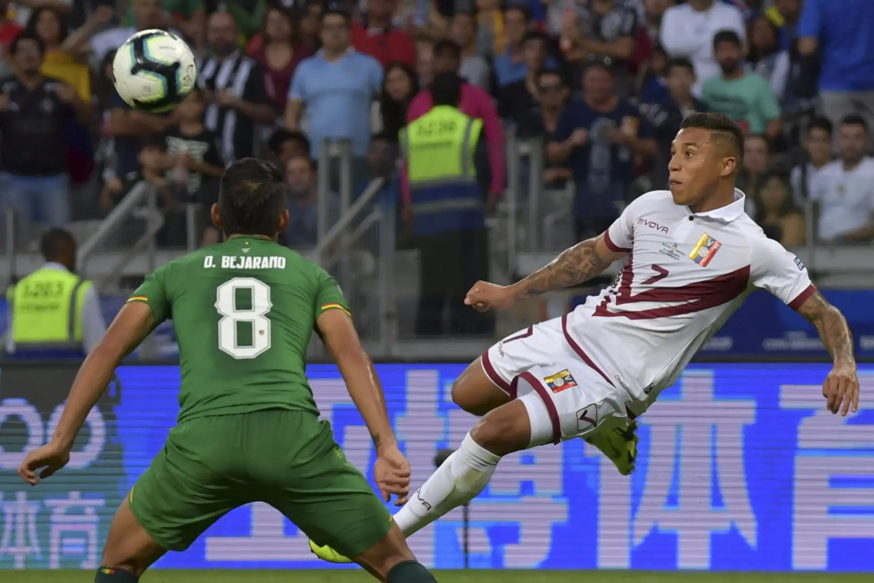 El venezolano Darwin Machis (R) observa el balón cuando el belarano Diego Bejarano lo marca durante su partido de torneo de fútbol de la Copa América.
Foto: AFP